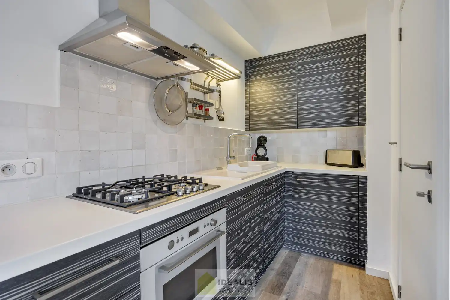 IDEALIS VASTGOED - HEERLIJK GELIJKVLOERS VAKANTIE-APPARTEMENT TE ZEEBRUGGE-BAD OP WANDELAFSTAND VAN HET STRAND EN DE DUINEN! EEN FIJNE PLEK BESTAANDE UIT EEN LICHTRIJKE LEEFRUIMTE MET OPEN KEUKEN EN BERGING, 1 RUIME SLAAPKAMER, 1 INPANDIGE KINDERKAMER, EEN EXTRA RUIM TERRAS EN EEN GOED TOEGANKELIJKE ONDERGRONDSE PARKEERPLAATS (AUTOLIFT) EN KELDERBERGING! foto 16