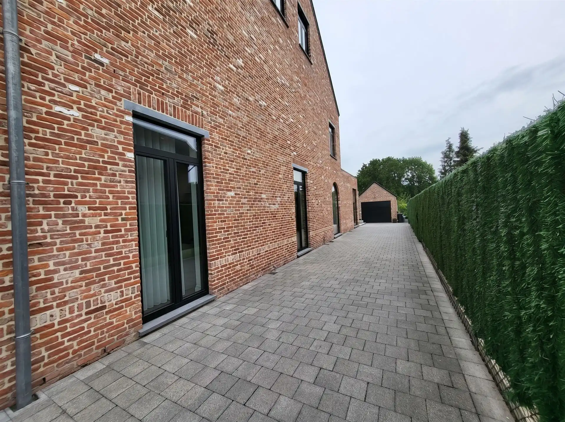 Stijlvolle halfopen pastorijwoning met praktijkruimte, 4 slaapkamers, garage en zonnige tuin op bijna 10 are foto 5