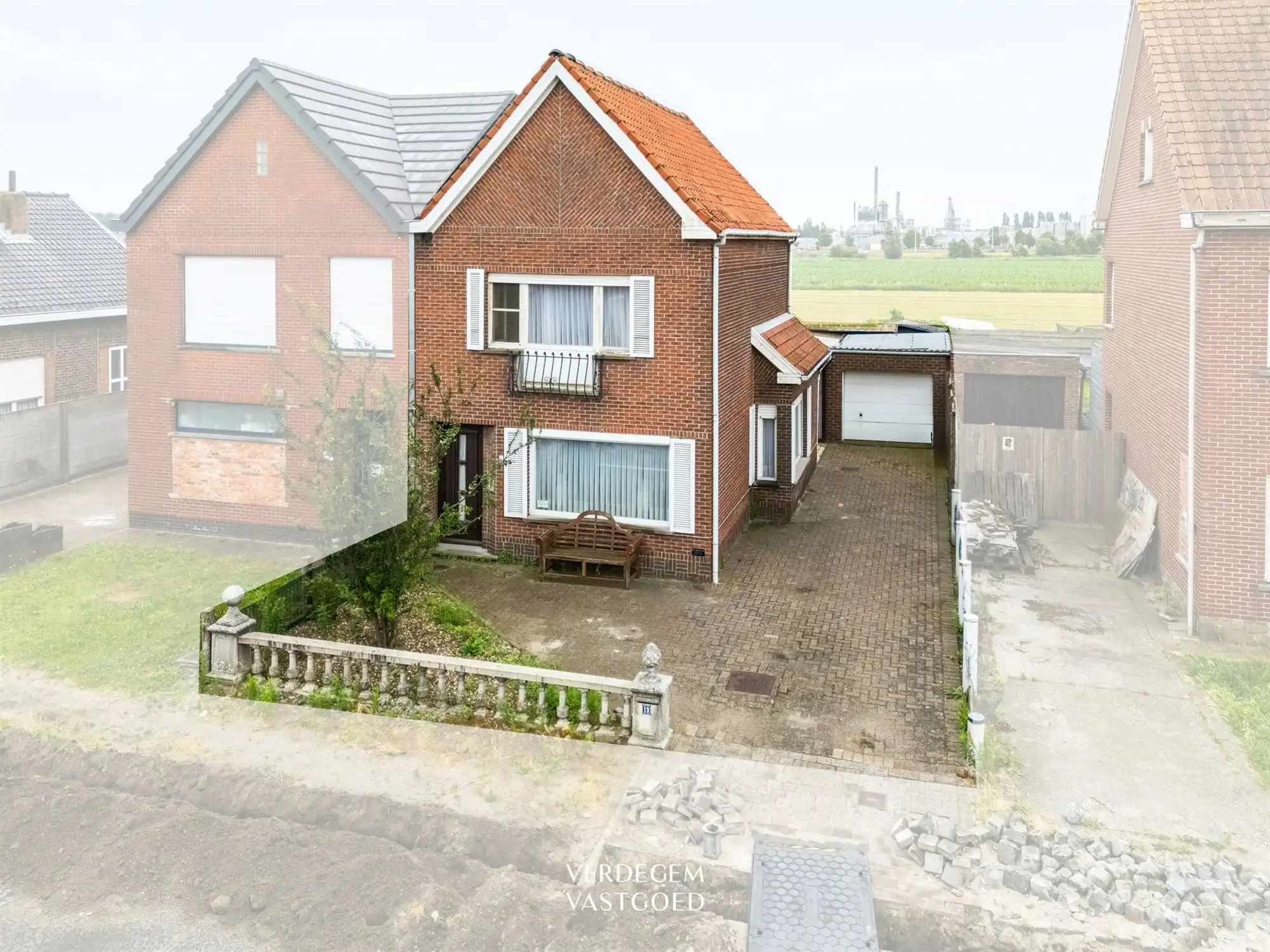 Te renoveren gezinswoning met garage, tuin en open zichten foto 17