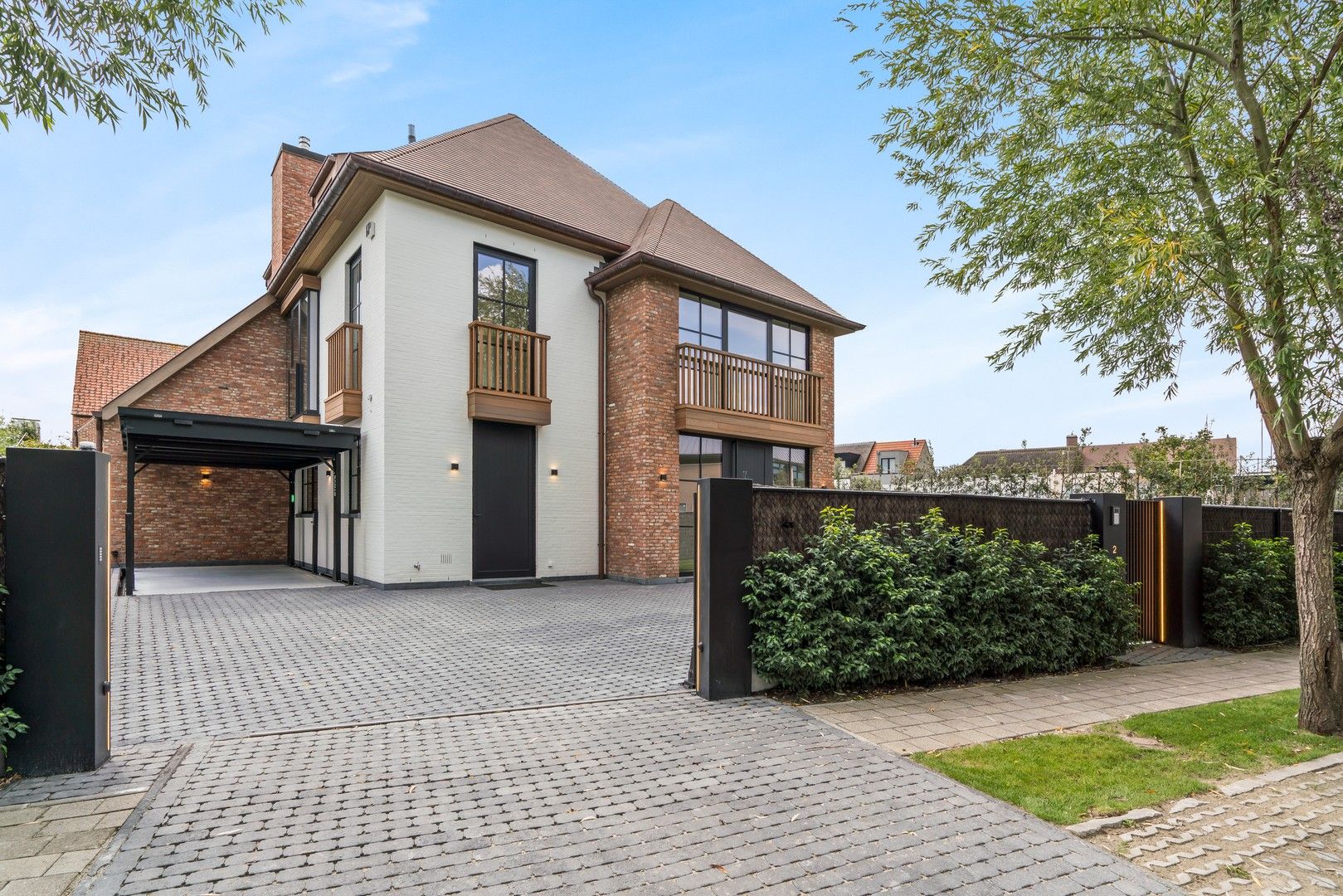 Alleenstaande nieuwbouw villa gelegen op perfect georiënteerd terrein in een residentiële villawijk aan de rand van het Zoute foto {{pictureIndex}}