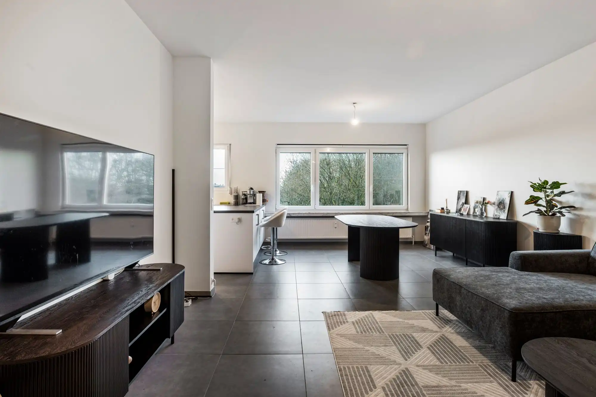 Volledig gerenoveerd 2-slaapkamerappartement met terras, garagebox en groen uitzicht! foto {{pictureIndex}}