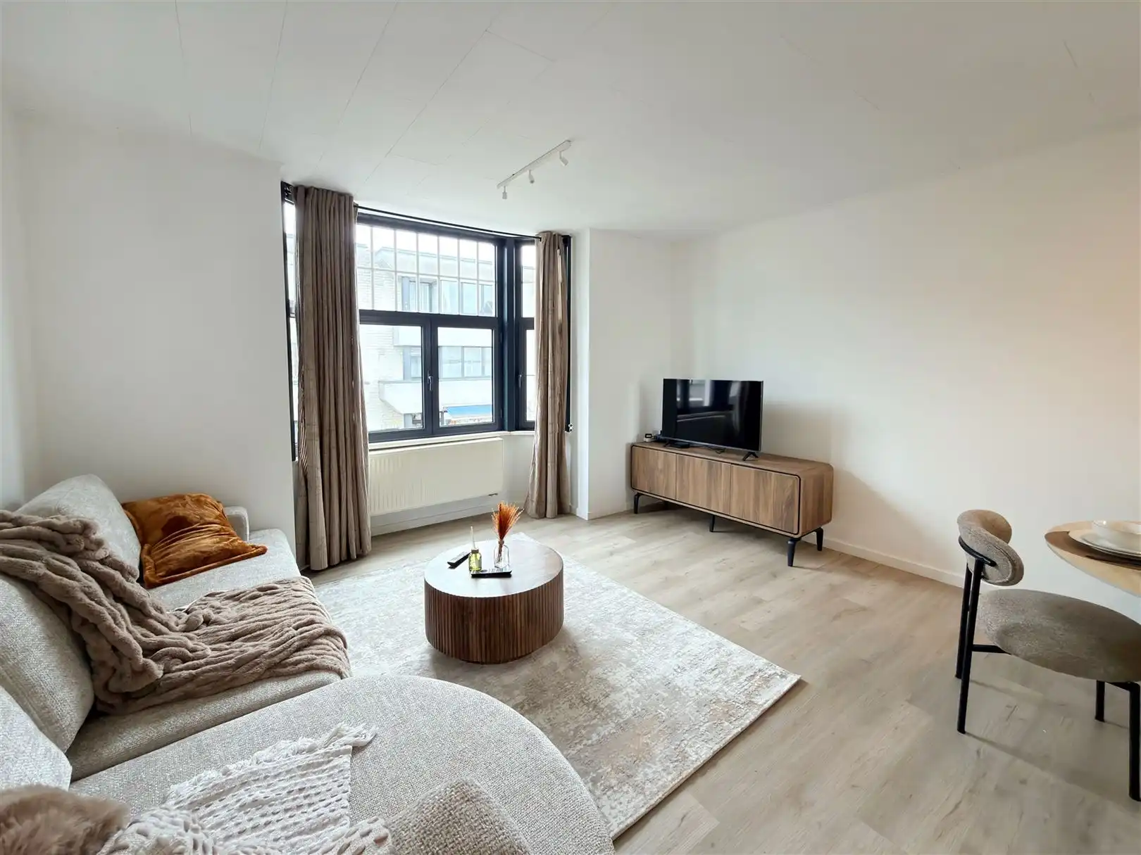 Handelsgelijkvloers, 3 appartementen en eigen parking!! foto 24
