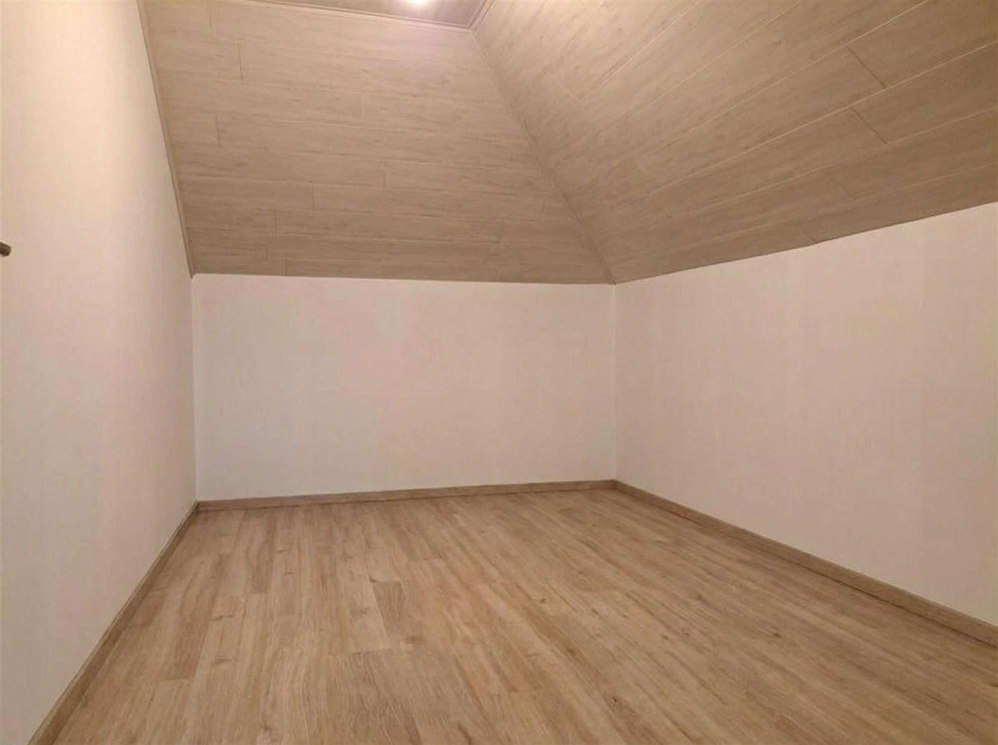 Ruime bungalow met mooie tuin en grote oprit. 3 slaapkamers. foto 10