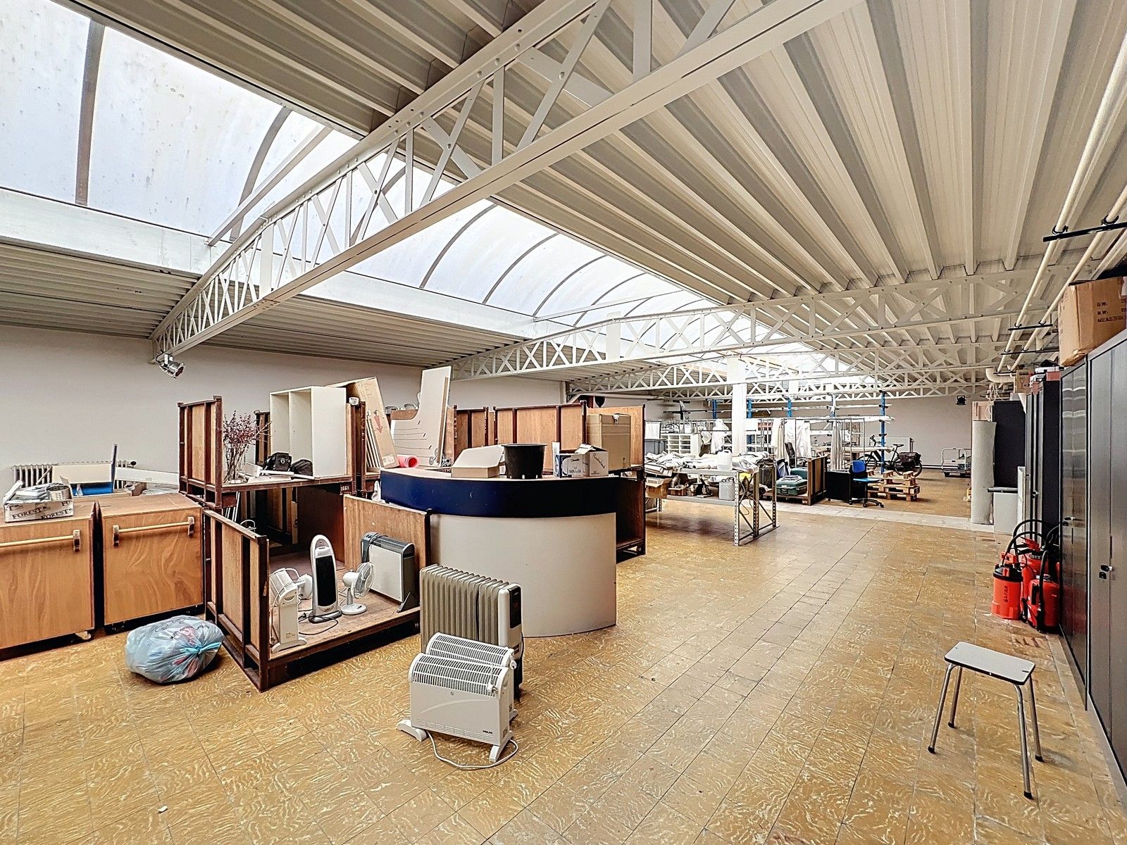 KANTOORGEBOUW (124 m²) met MAGAZIJNEN (630 m²) op zeer goede ligging nabij centrum KORTRIJK ! foto 18