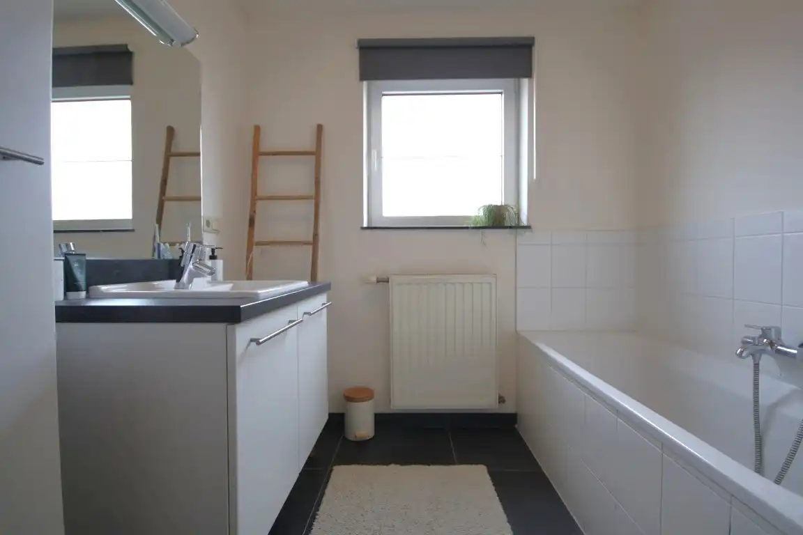 Rustig gelegen duplex appartement, met garage en extra staanplaats op wandelafstand van het centrum van Sint-Truiden. foto 24