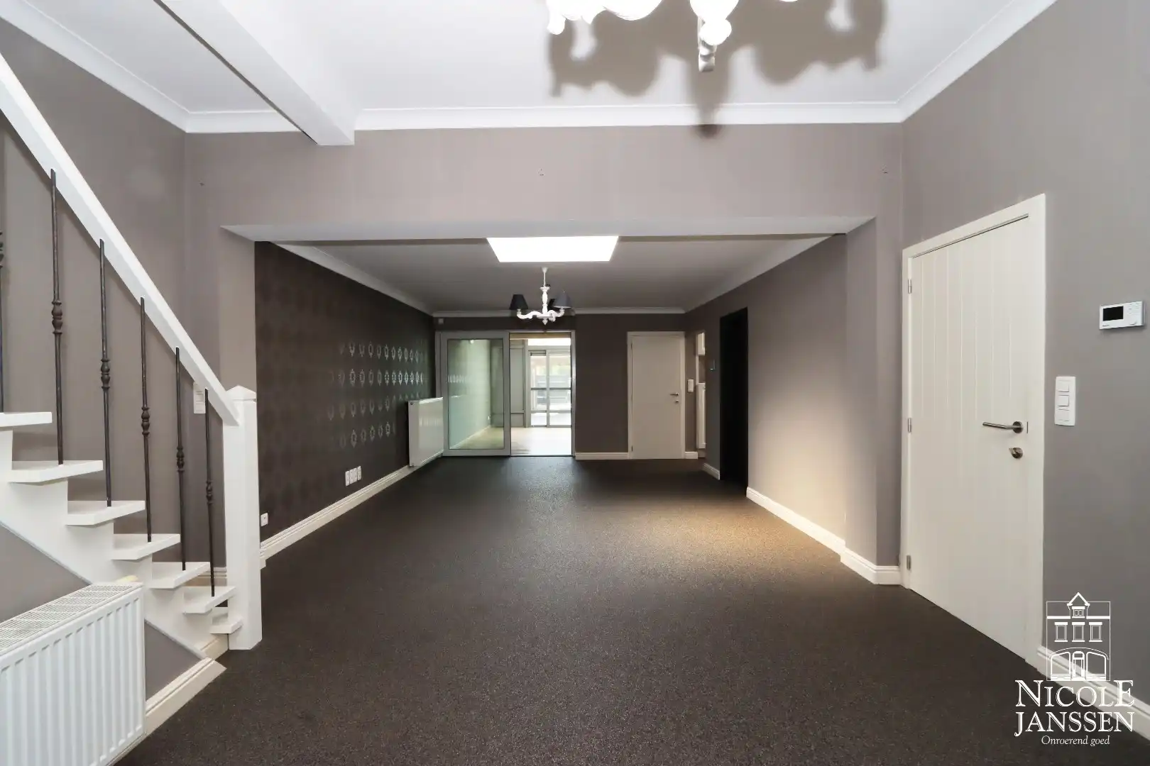 Toffe instapklare en ruim ingedeelde woning met leuk tuintje en carport foto 4