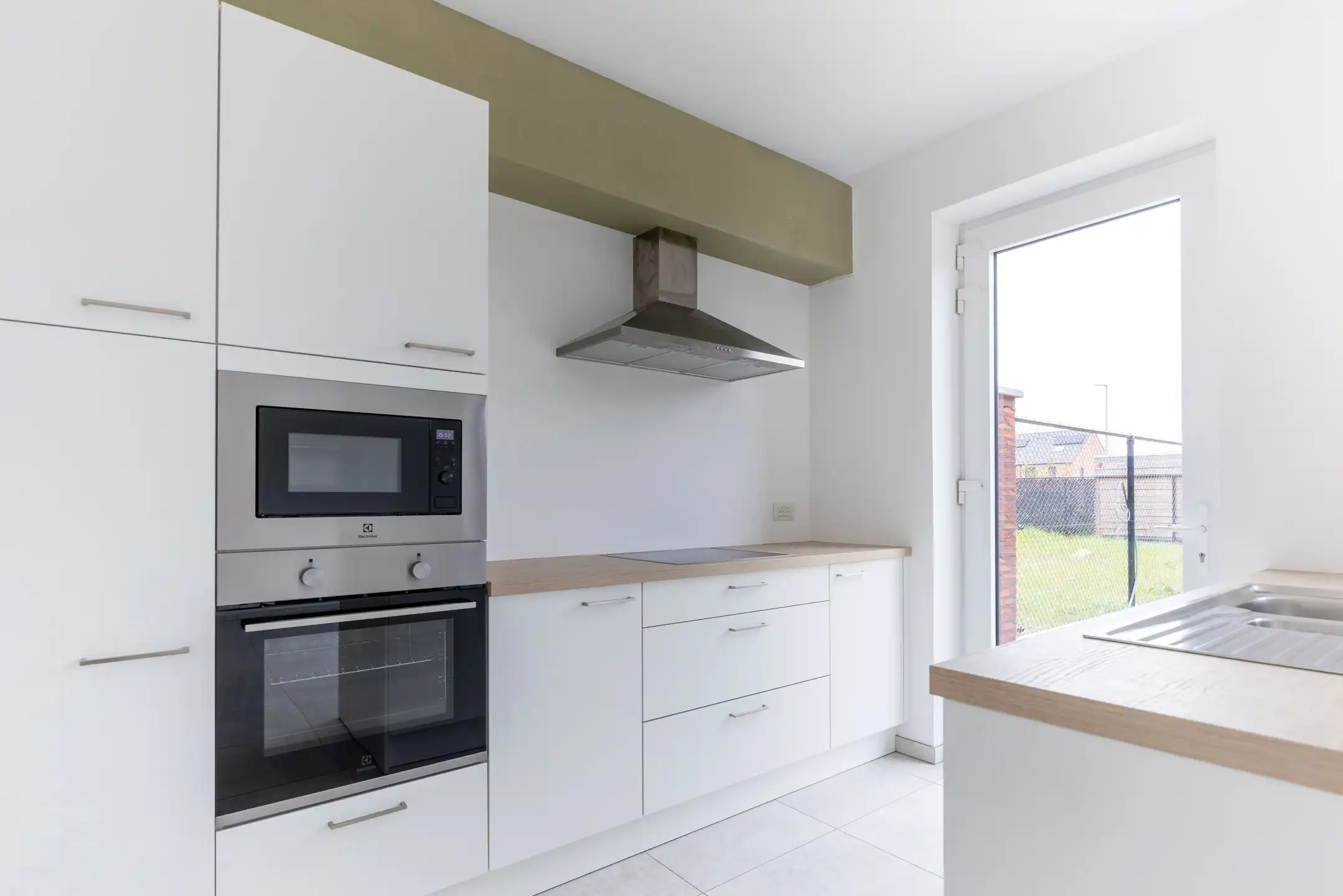 Halfopen woning met ruime tuin op rustige locatie foto 11