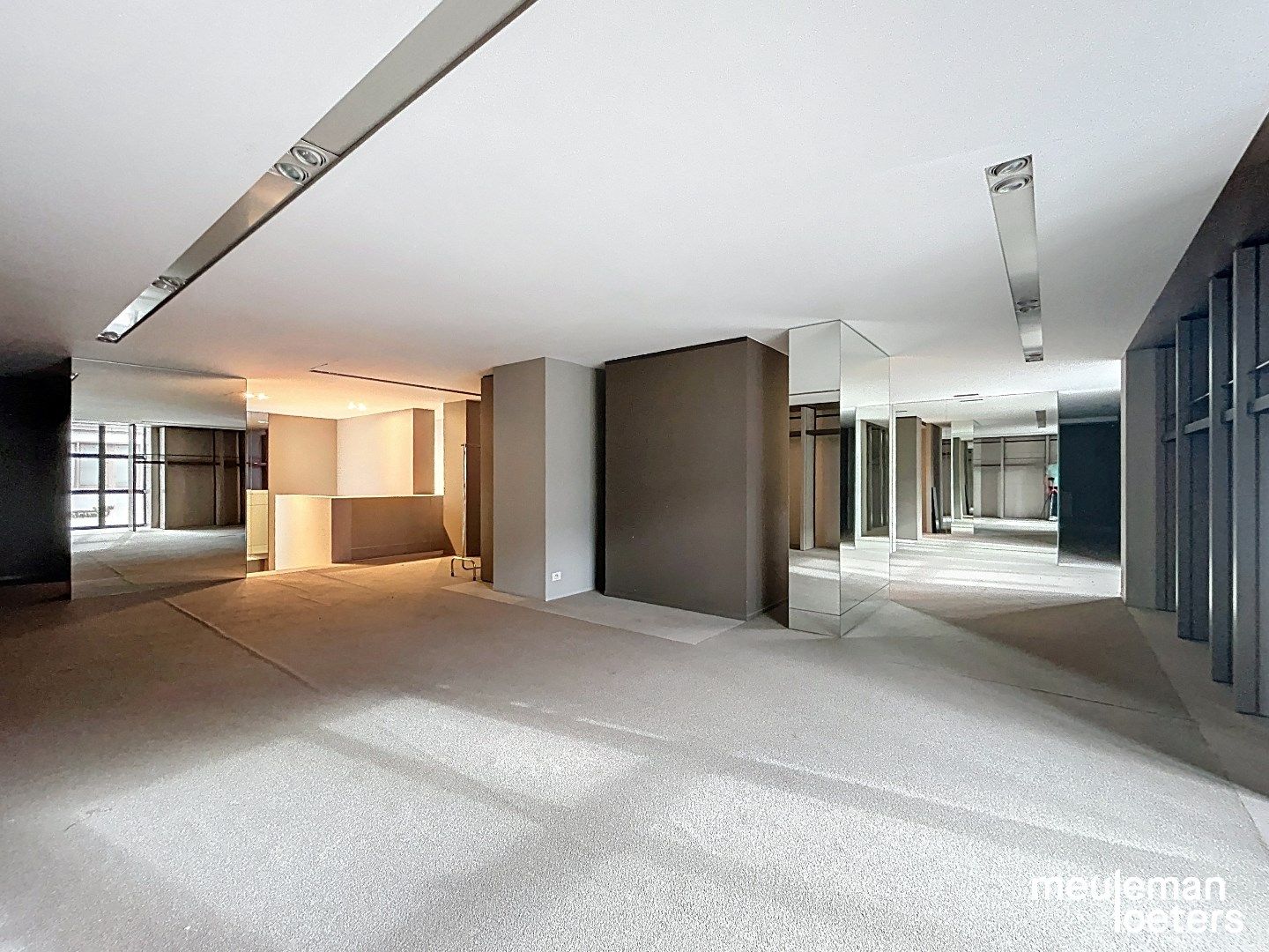 Unieke winkelruimte in het commercieel centrum foto 7