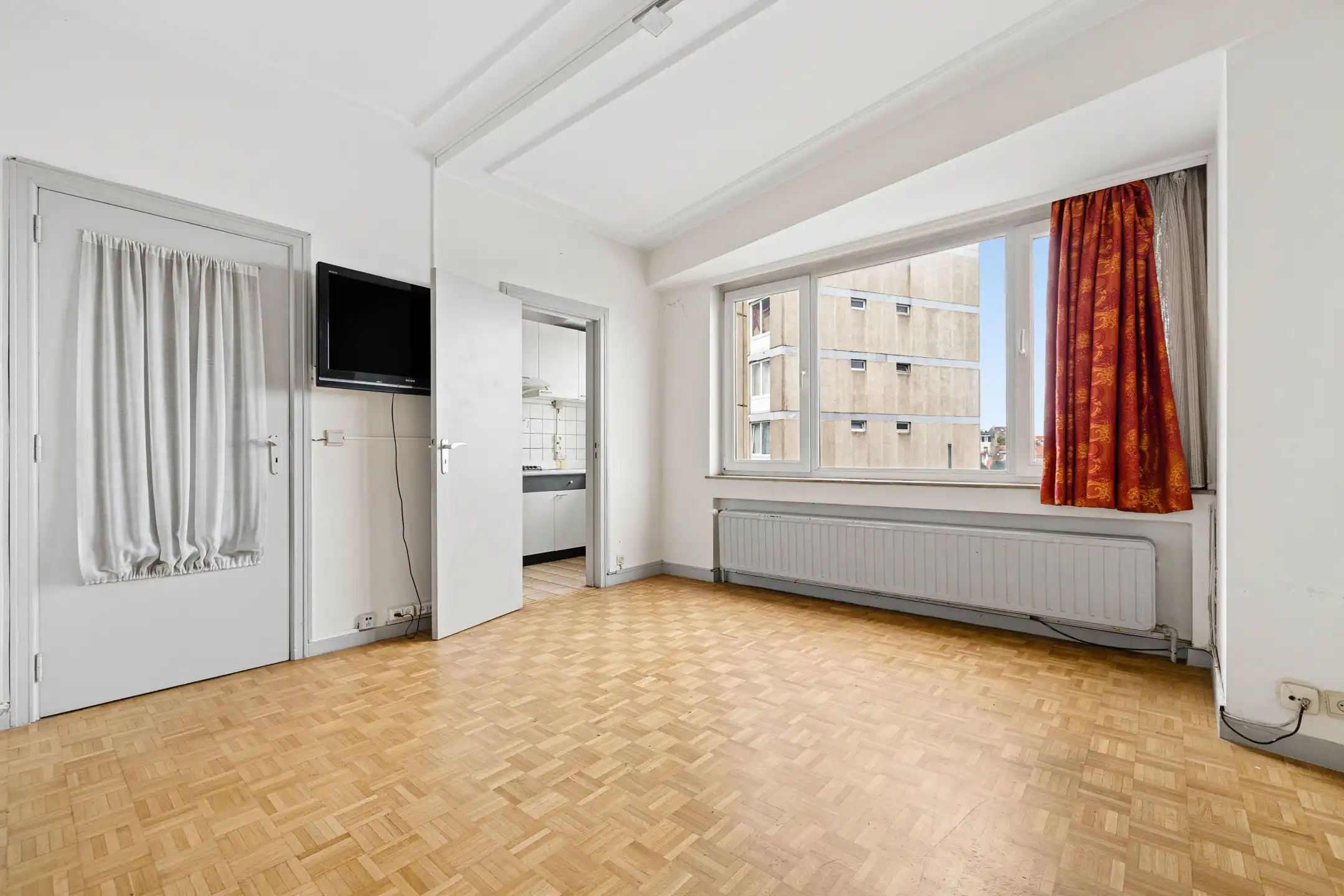 Studio van ±41 m² – Strategische ligging, veel potentieel foto {{pictureIndex}}