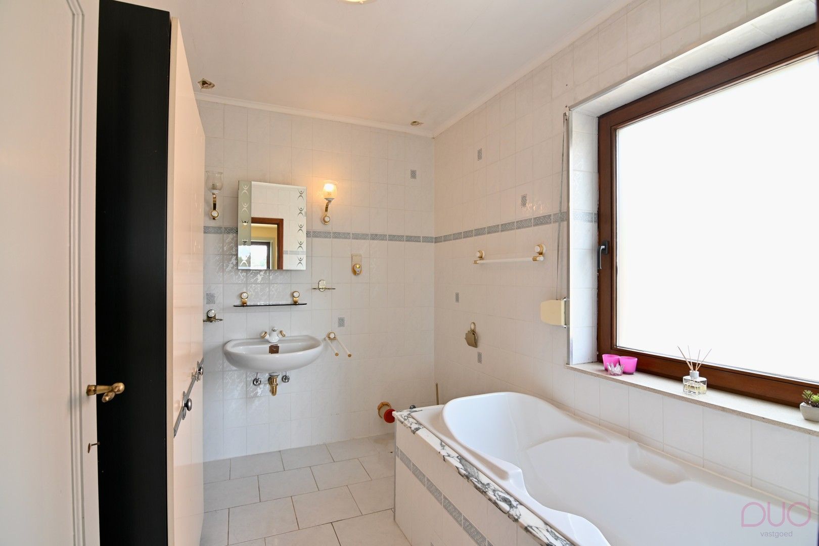 Instapklare halfopen bebouwing met drie slaapkamers en twee badkamers, vlakbij Provinciaal domein Nieuwenhoven foto 9
