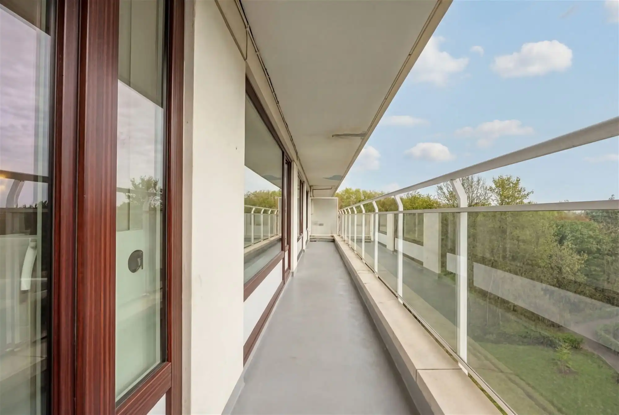 Volledig gerenov. app. met 2 slpkmrs. en terras te Pulhof foto 13