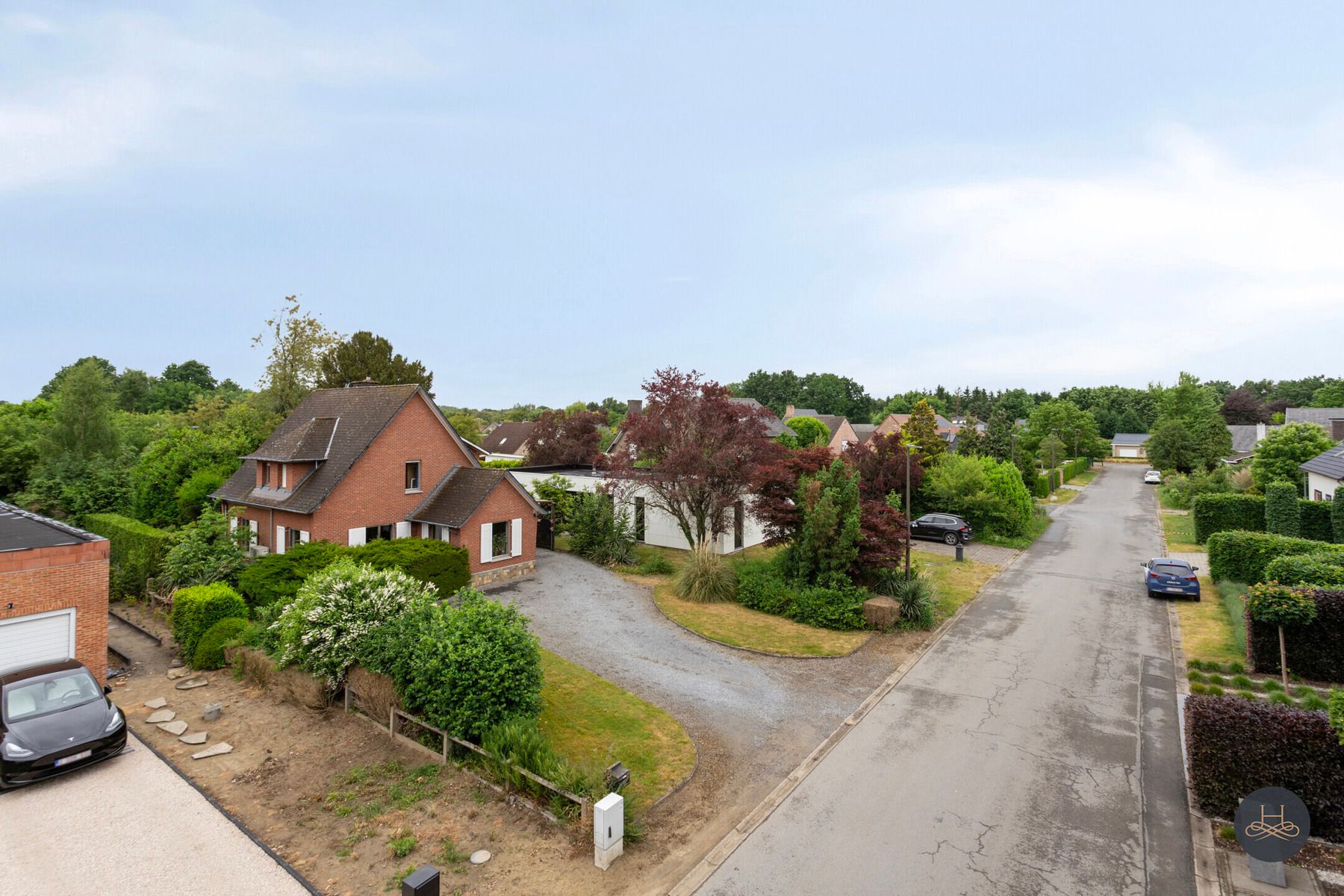 Ruime woning in een rustige groene wijk op een groot perceel foto 3
