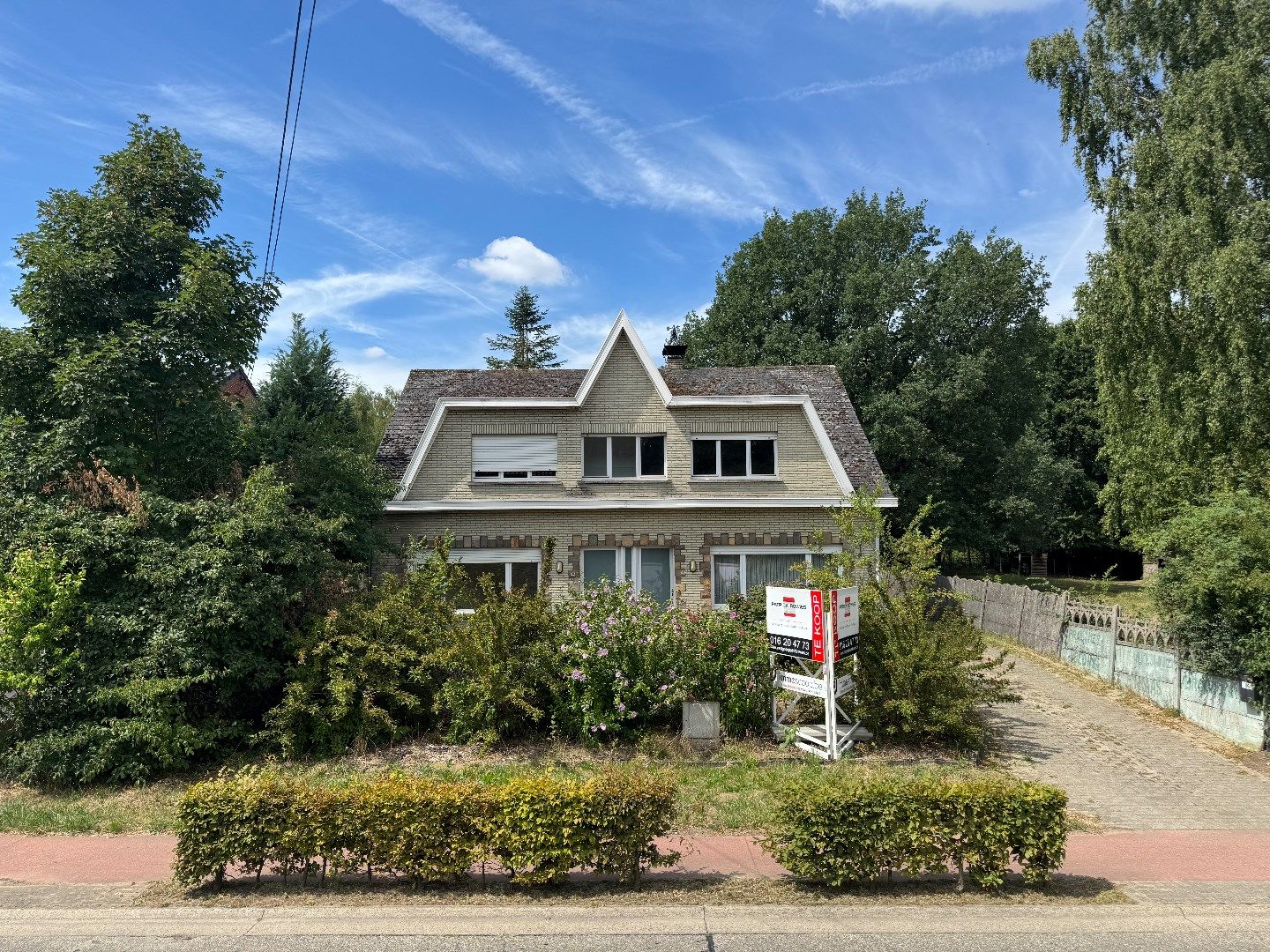 zeer ruime 4-gevelwoning met achterliggend landgebouw gelegen op een mooi perceel van +/- 5952 m² foto {{pictureIndex}}