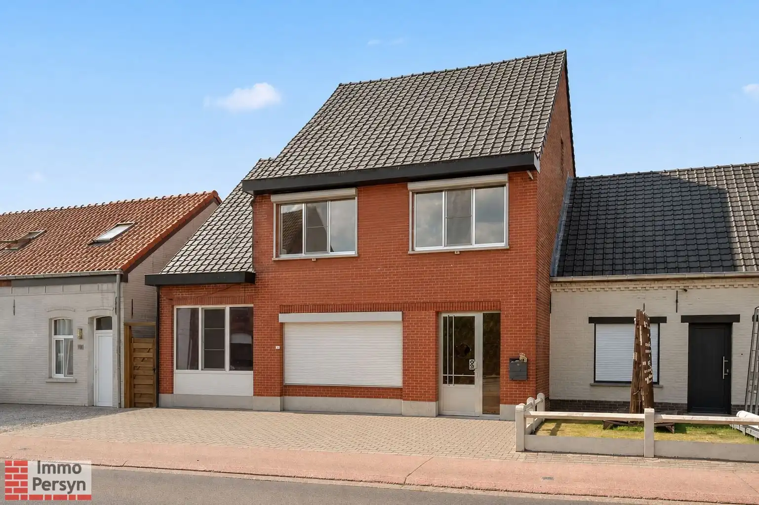 Ruime af te werken woning met nieuw dak, vernieuwde elektriciteit en diepe tuin  (EPC D) foto 3