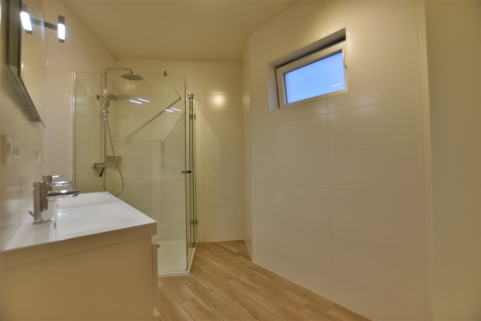 Instapklaar gelijkvloers appartement met koer en garage vrijstaande.  foto 5