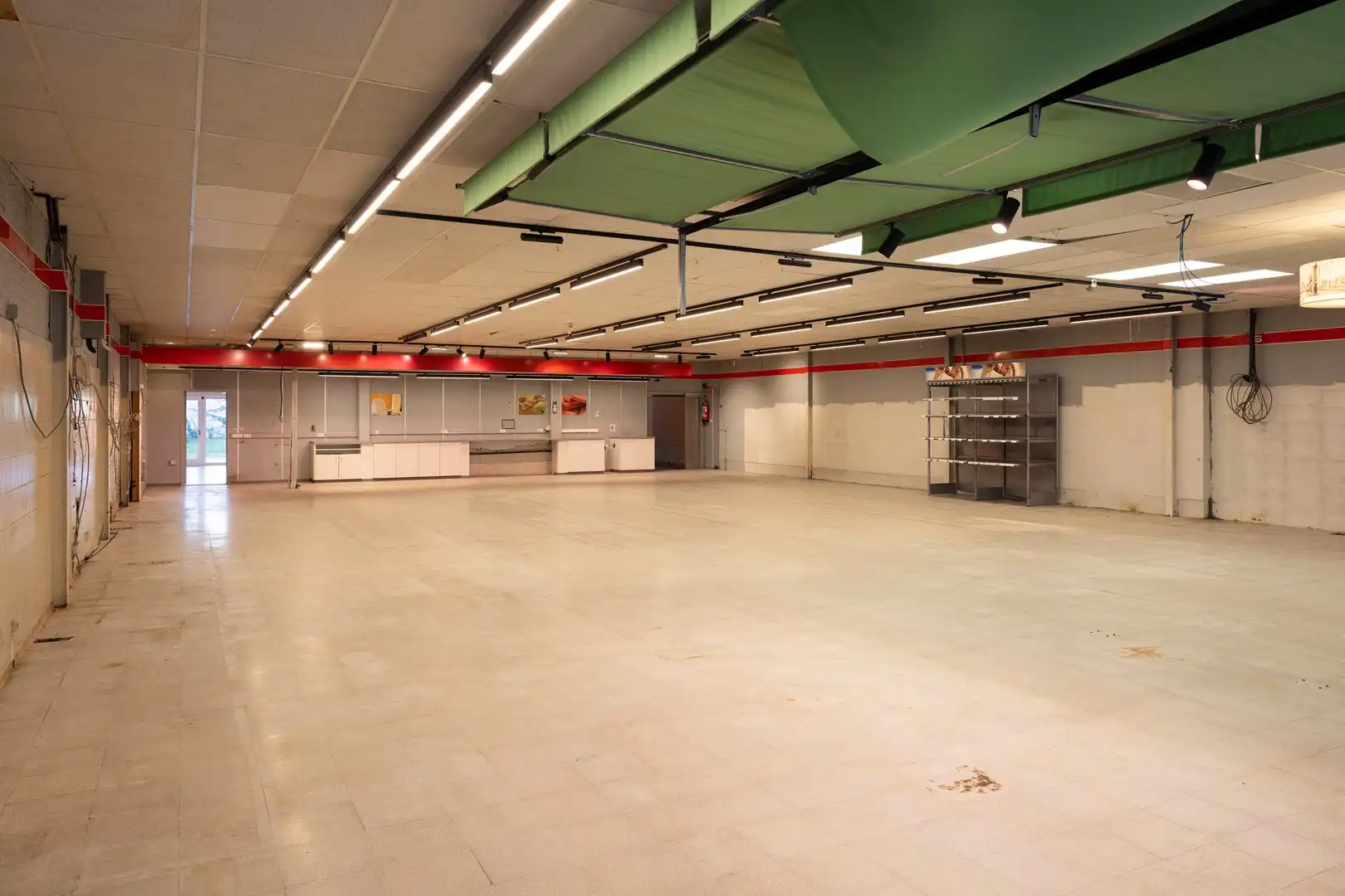 Handelspand, woning en Loods op commerciële ligging. foto 4