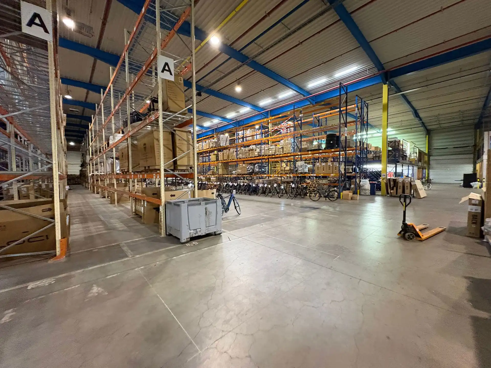 Hoge magazijnruimte van 5.400m² met hoogtes van  ca. 9m en ca. 14m foto 2