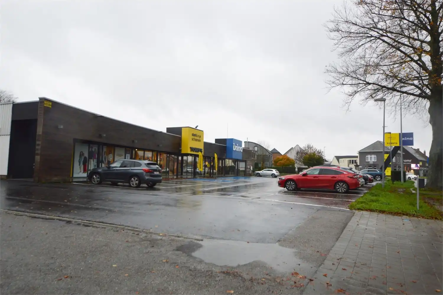 TOP GELEGEN BAANWINKEL MET PARKING NAAST IXINA EN TORFS, nabij BURGER KING & MC DONALDS foto 4