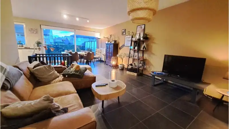 Ruim gelijkvloers 2-slaapkamerappartement met ruim TERRAS en AUTOSTANDPLAATS te huur in Brugge foto 4