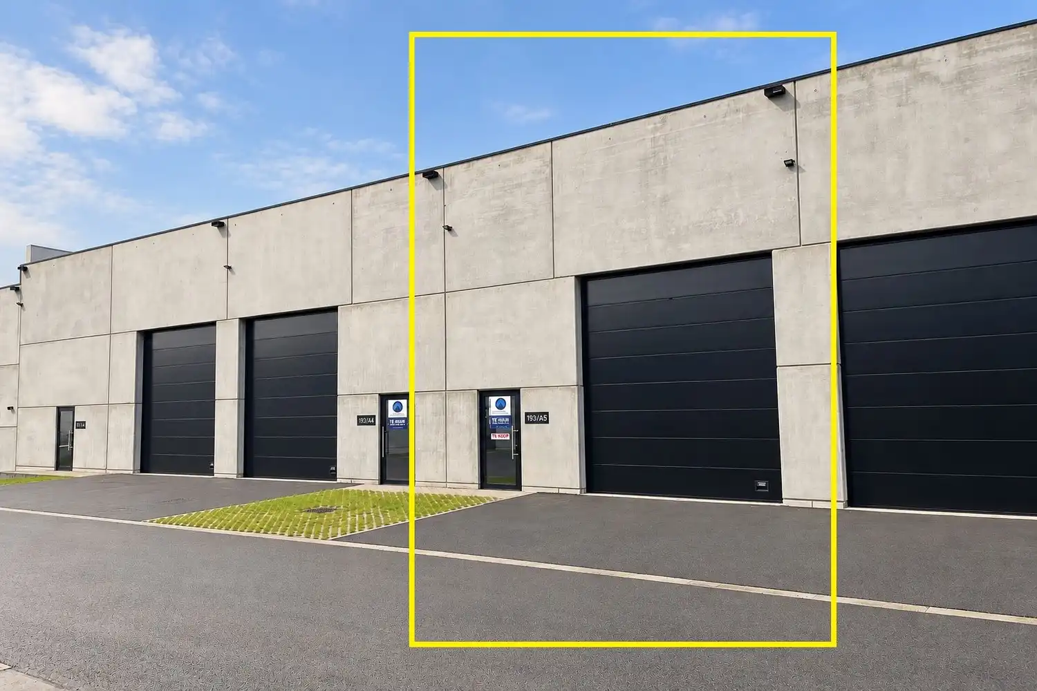 te koop Maldegem – uitstekend gelegen bedrijfsunit van 187m² voor opslagruimte of atelier. foto {{pictureIndex}}