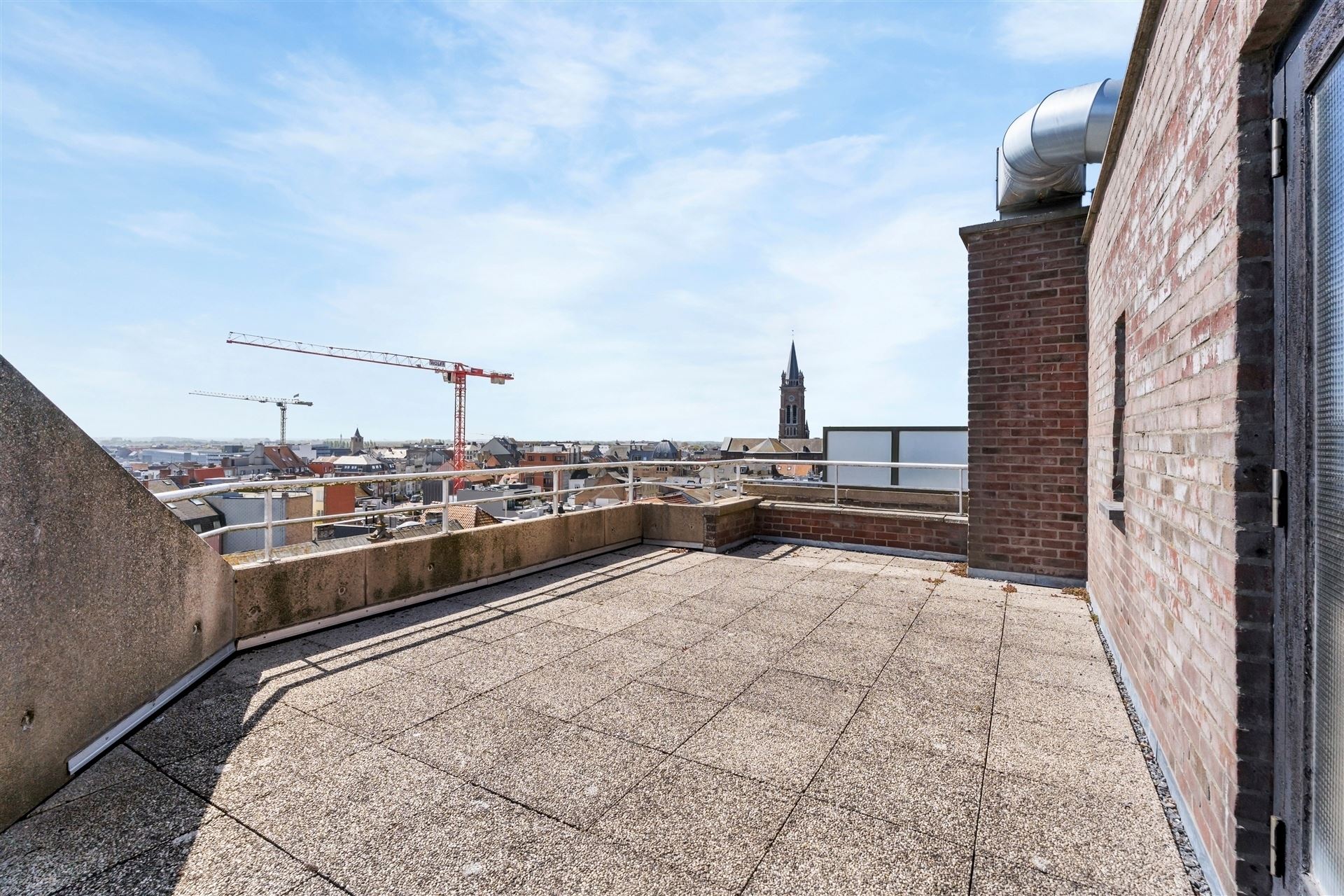 Hoofdfoto van de publicatie: ZONNIG / GROOT TERRAS 