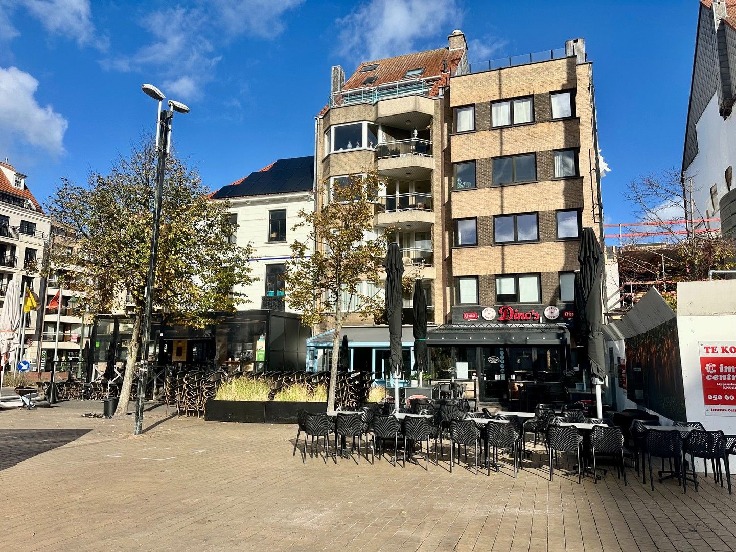 Twee slaapkamer appartement met terras gelegen aan het Alfred Verweeplein, centrum Knokke. foto {{pictureIndex}}