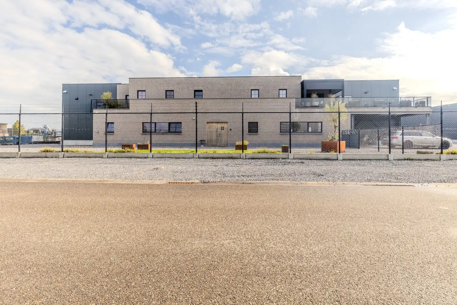 Multifunctioneel industriecomplex met woongelegenheid op topligging te Lanaken foto 4