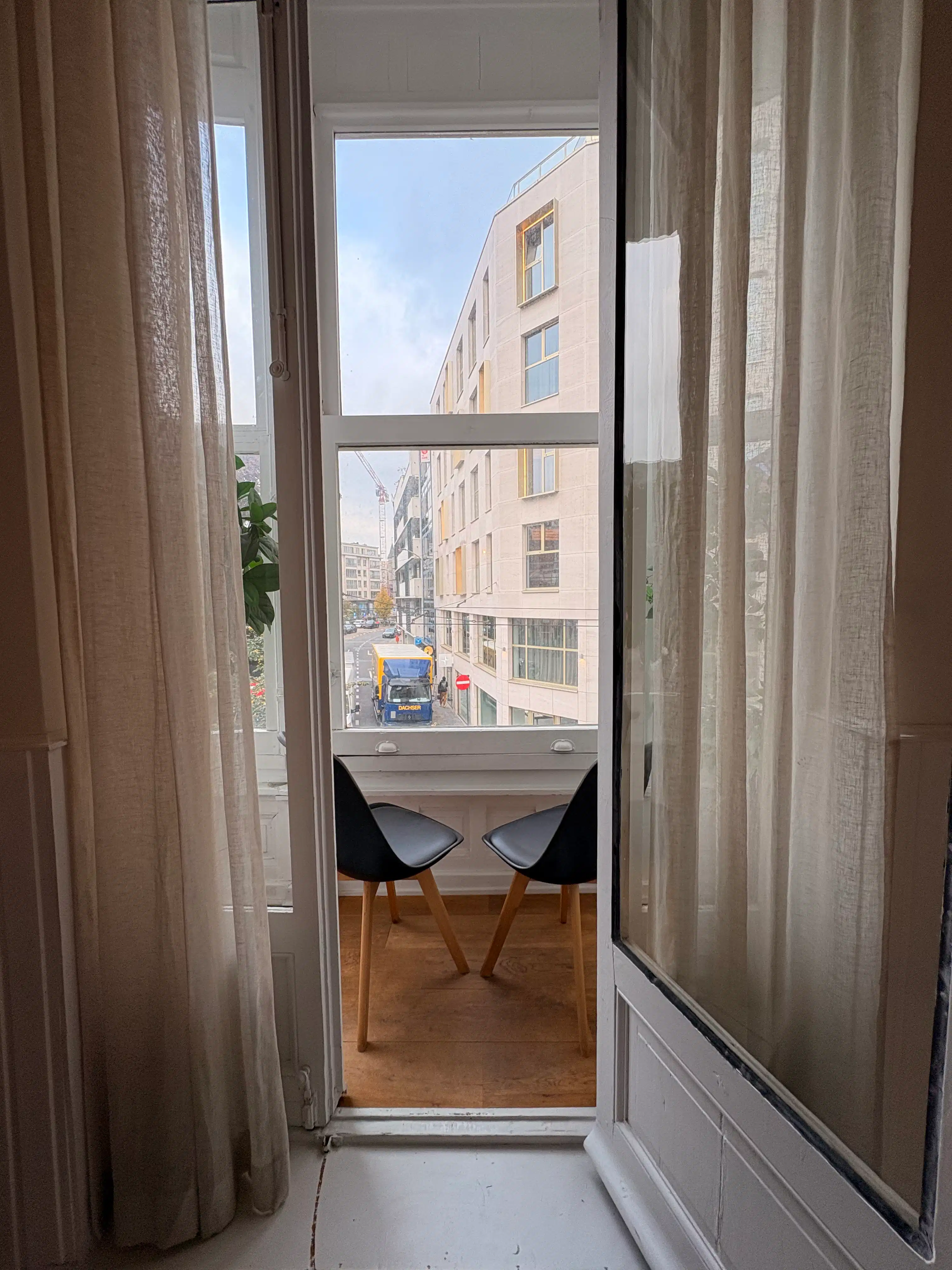 Handelspand met drie studio’s te koop op topligging in Gent foto 9