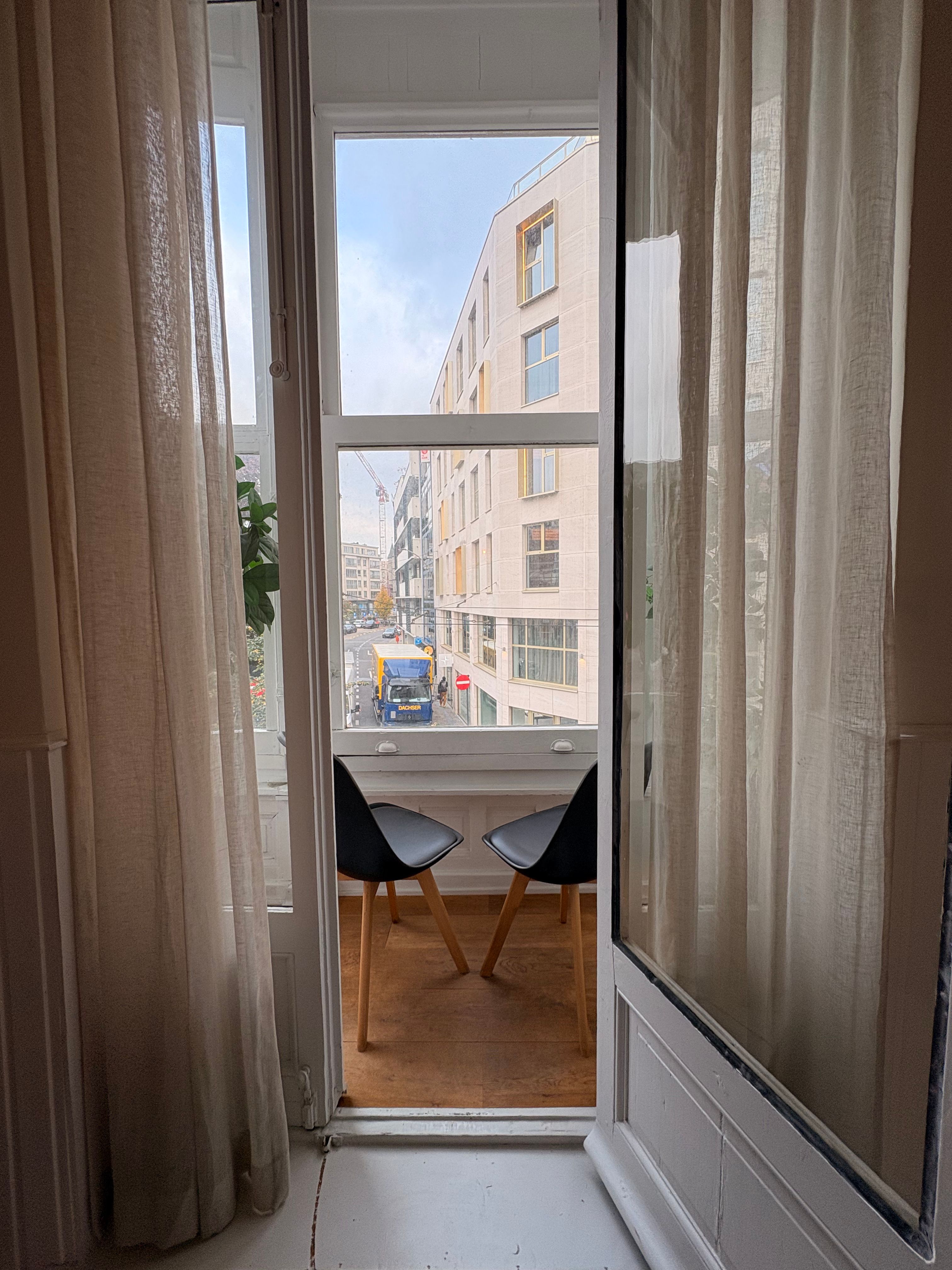 Handelspand met drie studio’s te koop op topligging in Gent foto 9