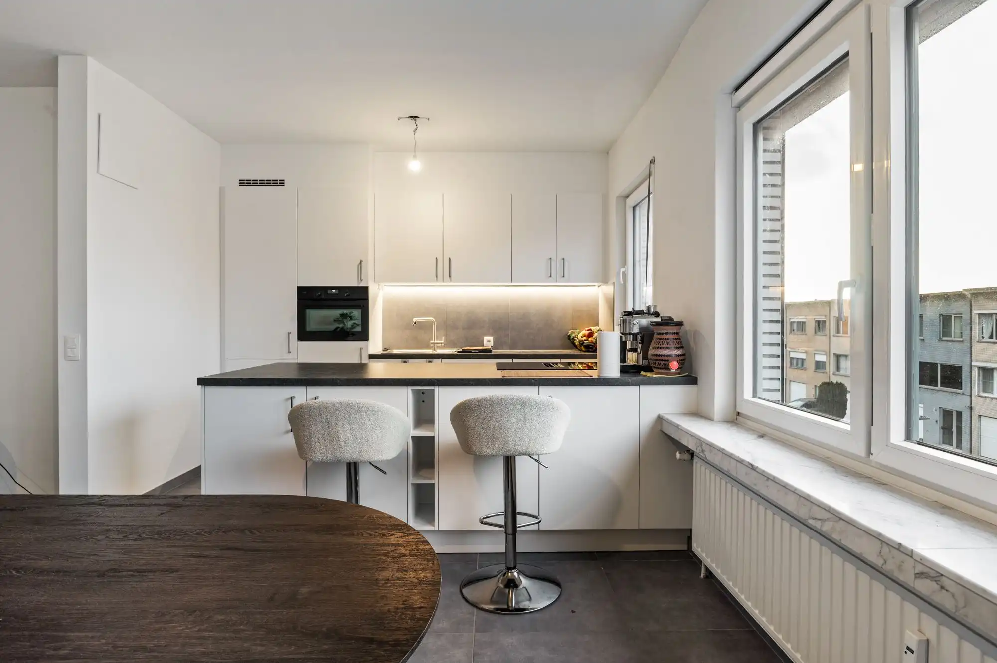 Volledig gerenoveerd 2-slaapkamerappartement met terras, garagebox en groen uitzicht! foto 2