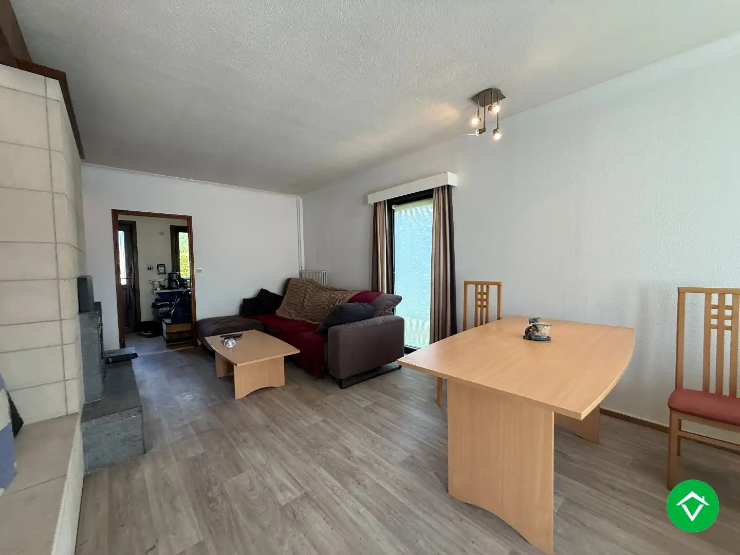 Rustig gelegen gelijkvloerse halfopen woning met 2 slpk's + dubbele garage foto 4