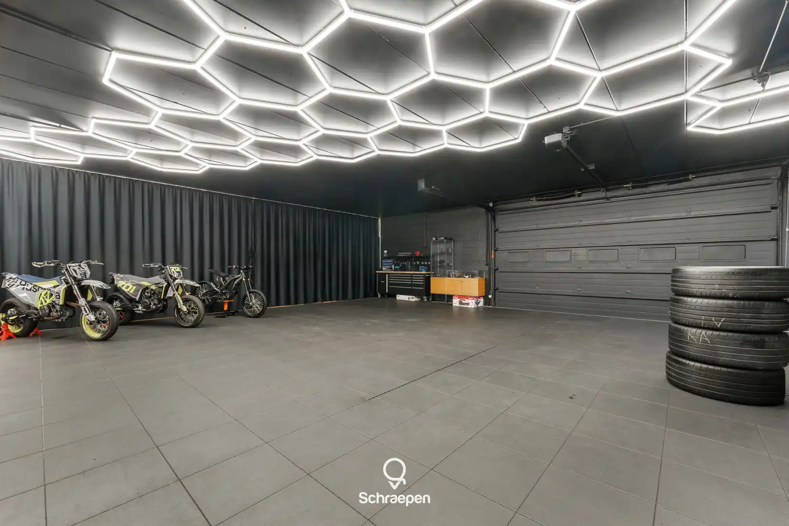 Uitstekend gelegen handelspand (305 m²) met véél parkeergelegenheid/buitenruimte te Zonhoven! foto 8