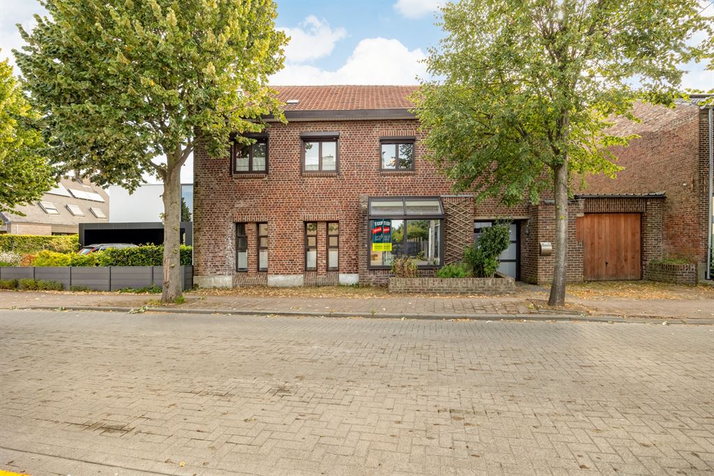 Hoofdfoto van de publicatie: Op te frissen gezinswoning op leuke locatie