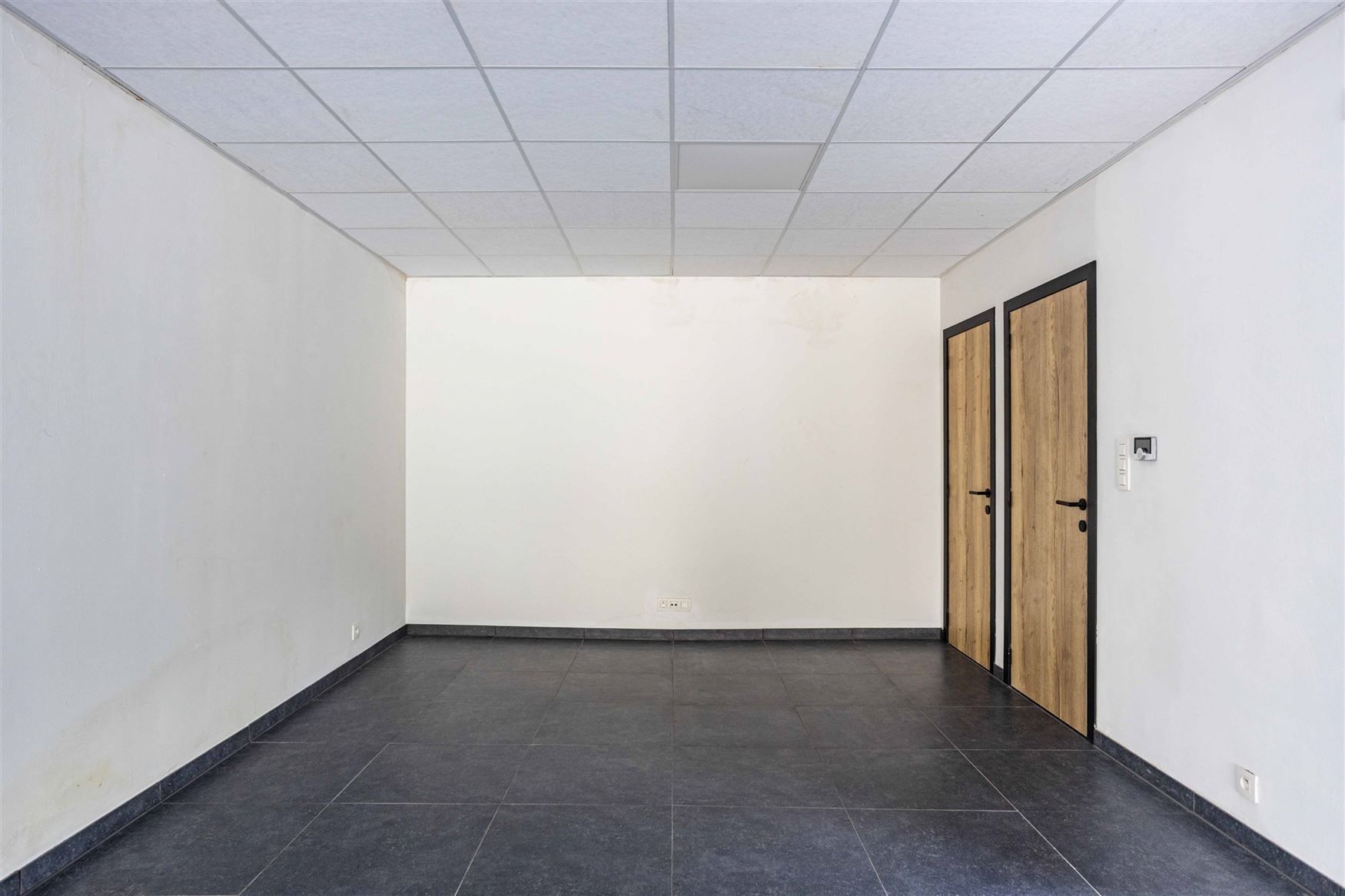 Commercieel gelijkvloers met ruim duplex appartement en grote loods te Merelbeke. foto 8