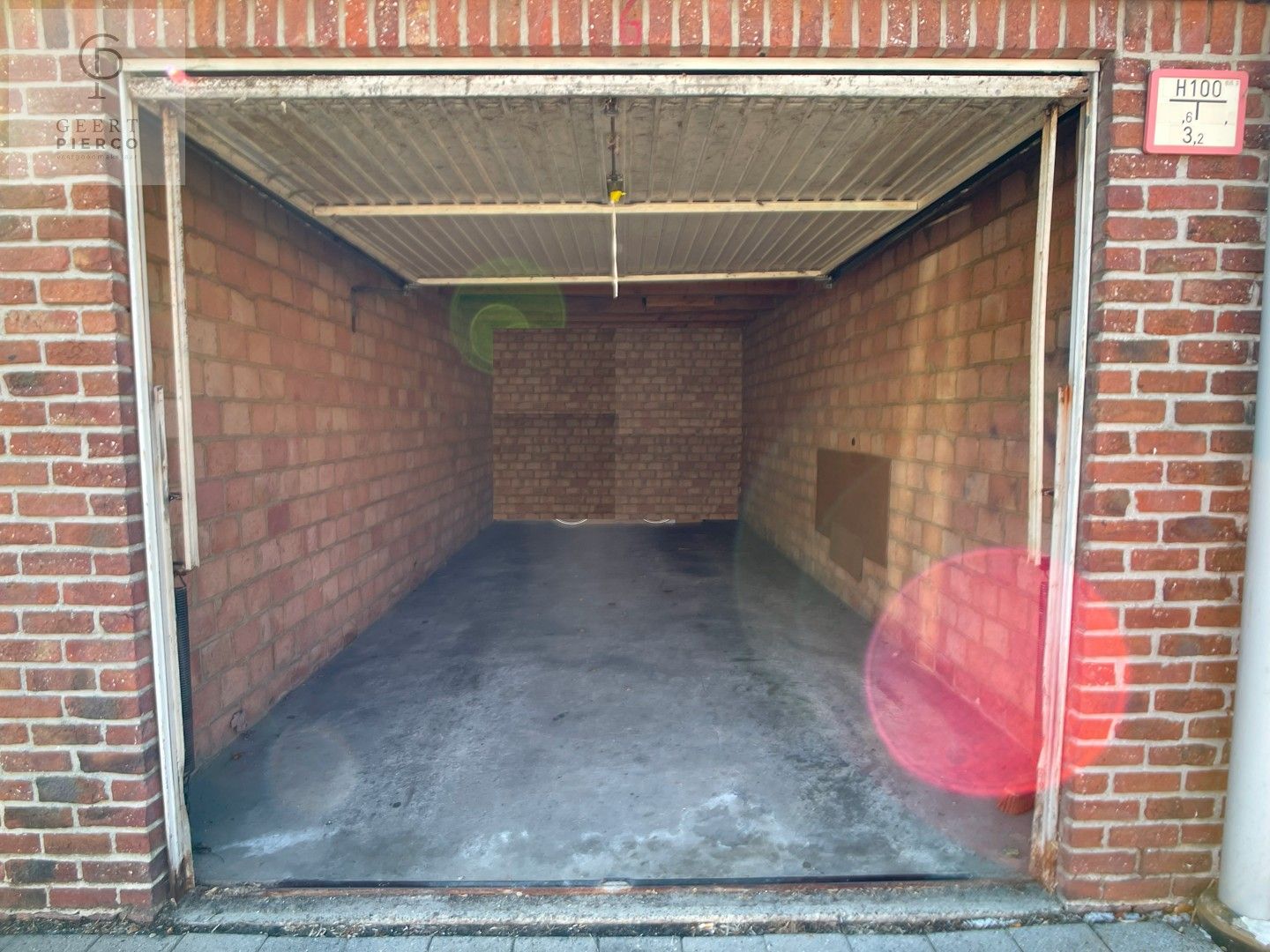 Deze opbrengsteigendom voorziet zeven afgesloten garageboxen en één open autostaanplaats. Gelegen te midden van een woonwijk is de huurgarantie bijna een absolute zekerheid! foto 4