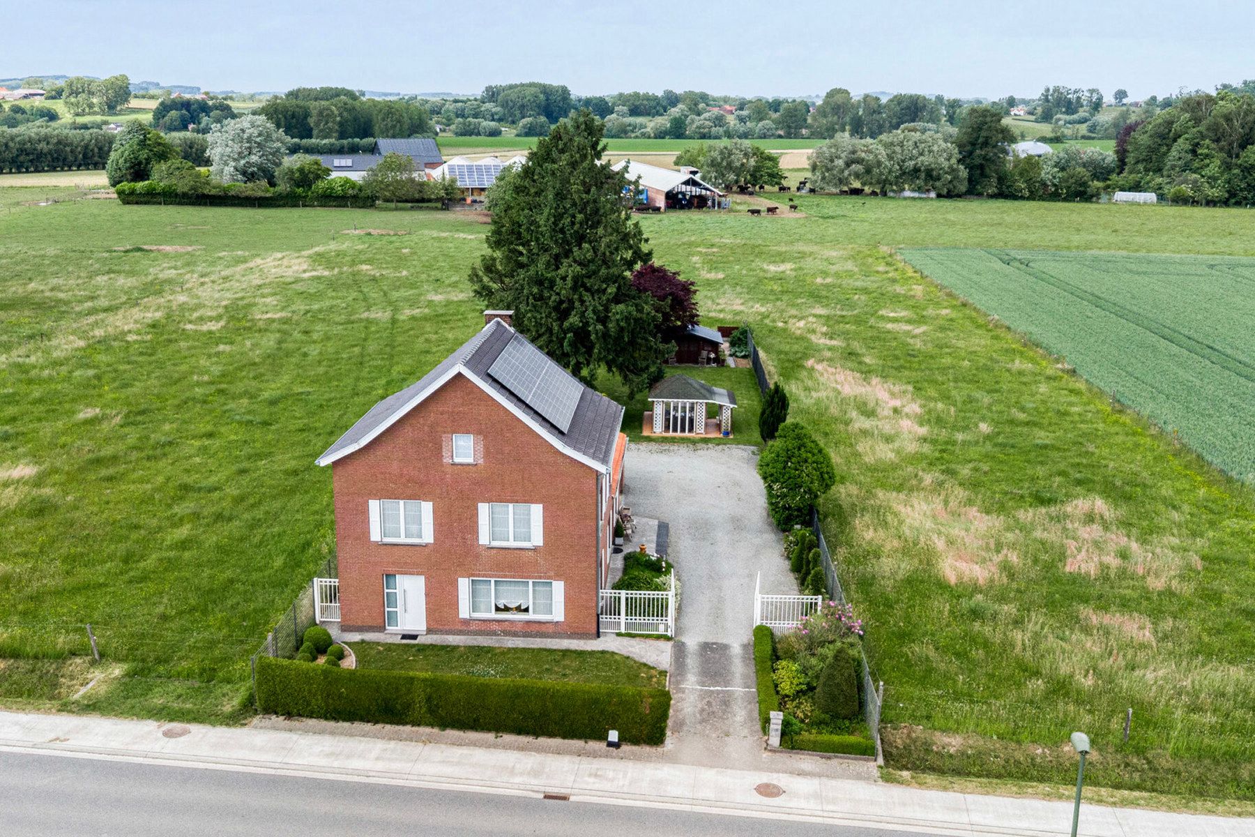 Open bebouwing met 4 slp, tuin, garage en prachtig uitzicht! foto 2