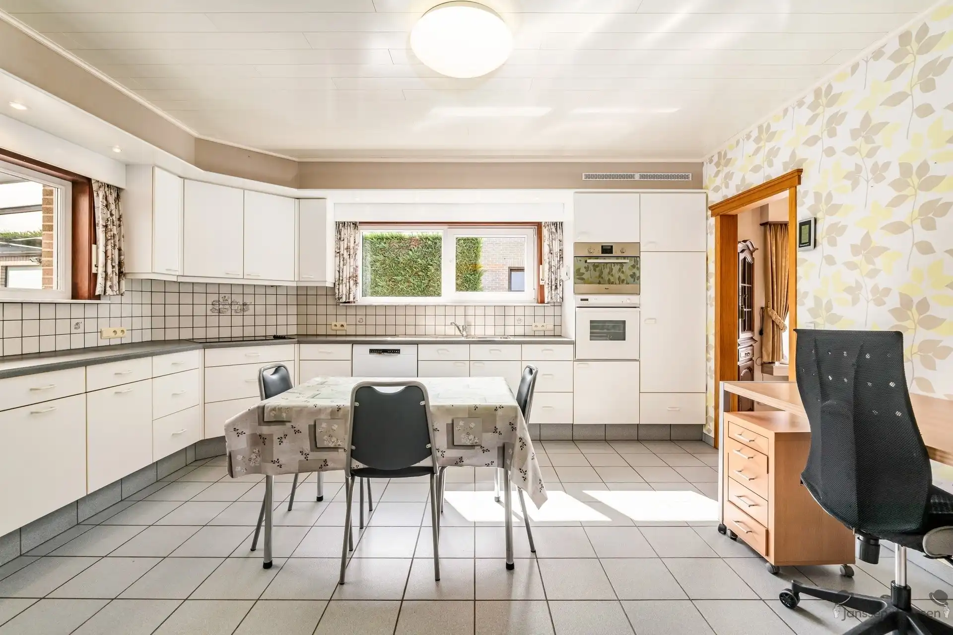 Ruime gezinswoning met extra werkplaats/atelier foto 9