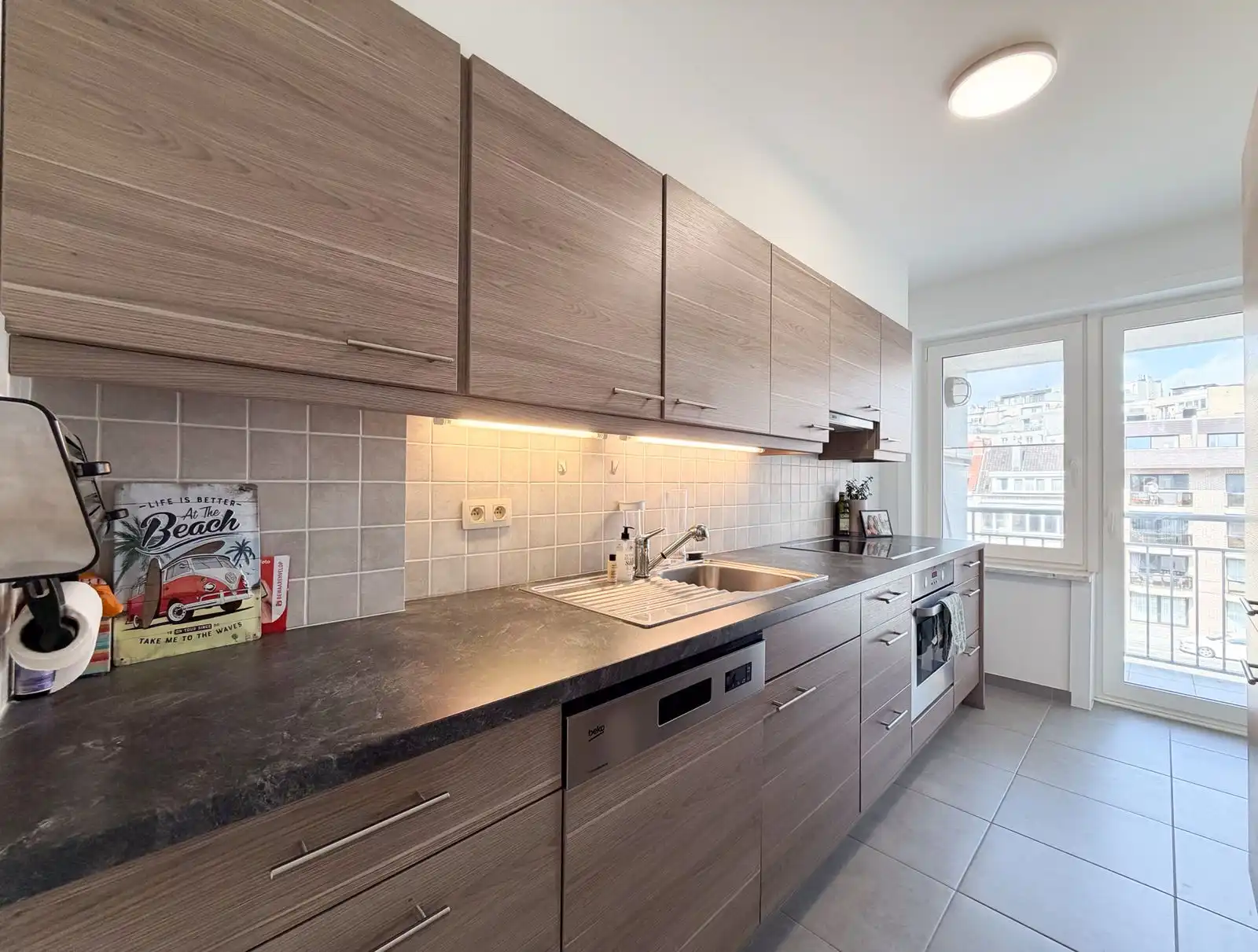 Fanstastisch ruim hoekappartement met 2 slpk én gemeubeld, pal aan zee foto 4