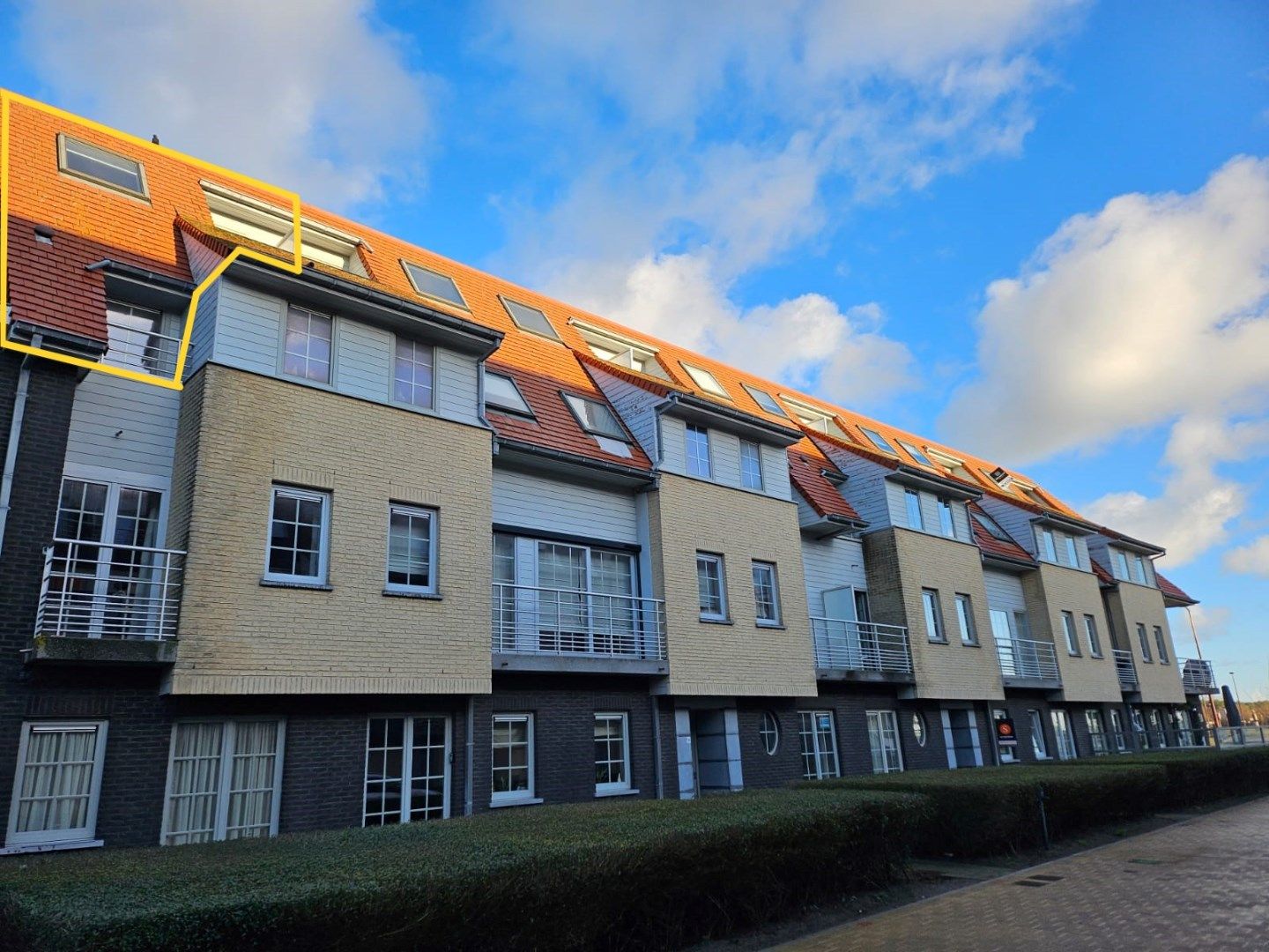 Hoofdfoto van de publicatie: Recent, luchtig en goed gelegen duplex appartement met terrasjes nabij de zee in De Haan.