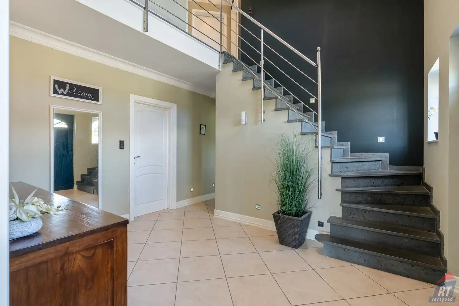 Zeer ruime, instapklare gezinswoning met  4 tot 5 slaapkamers foto 2