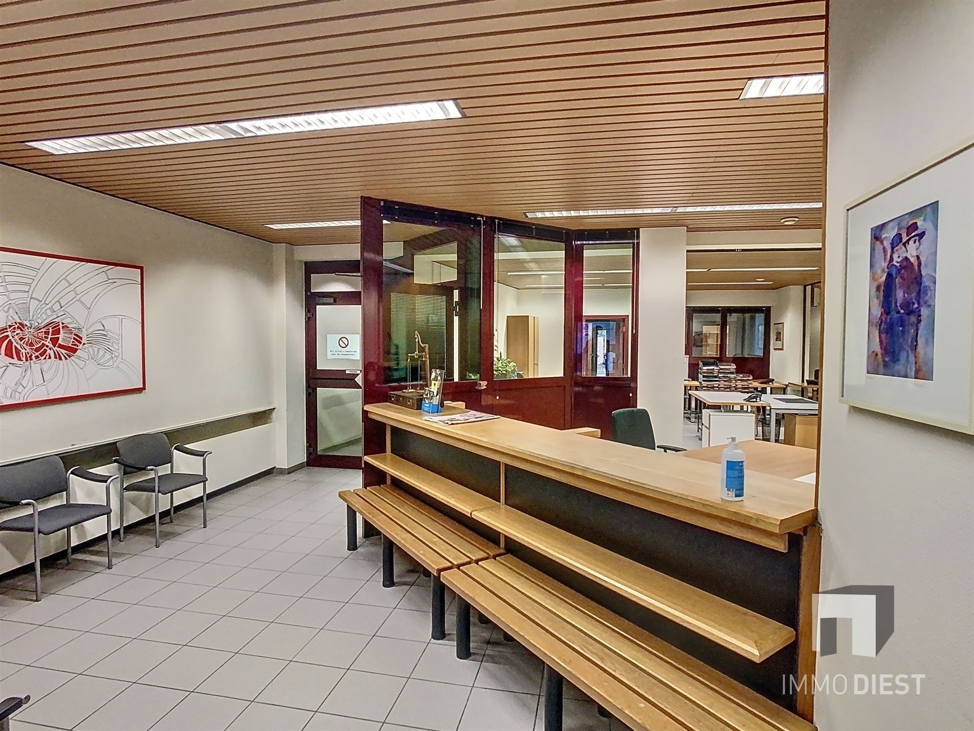 Handelsgelijkvloers 300m2 met 9 autostaanplaatsen foto 14