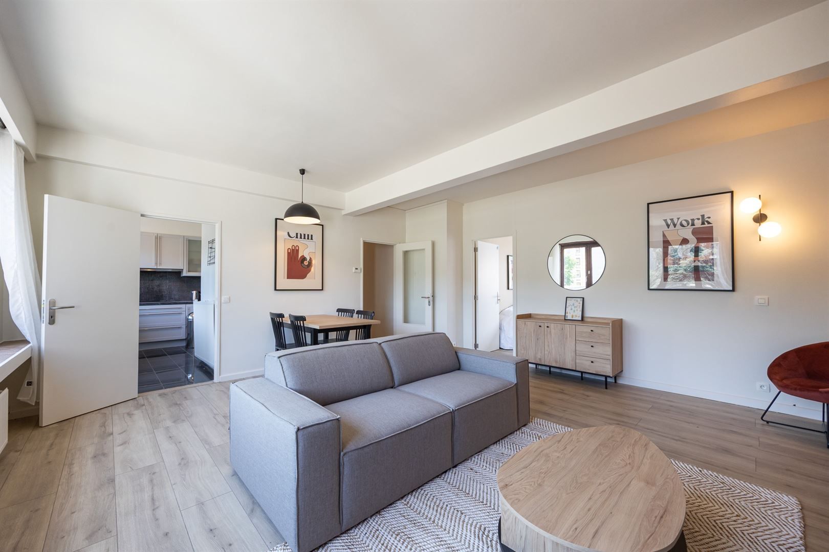 Ruim appartement met 4 slaapkamers en veel lichtinval foto 3