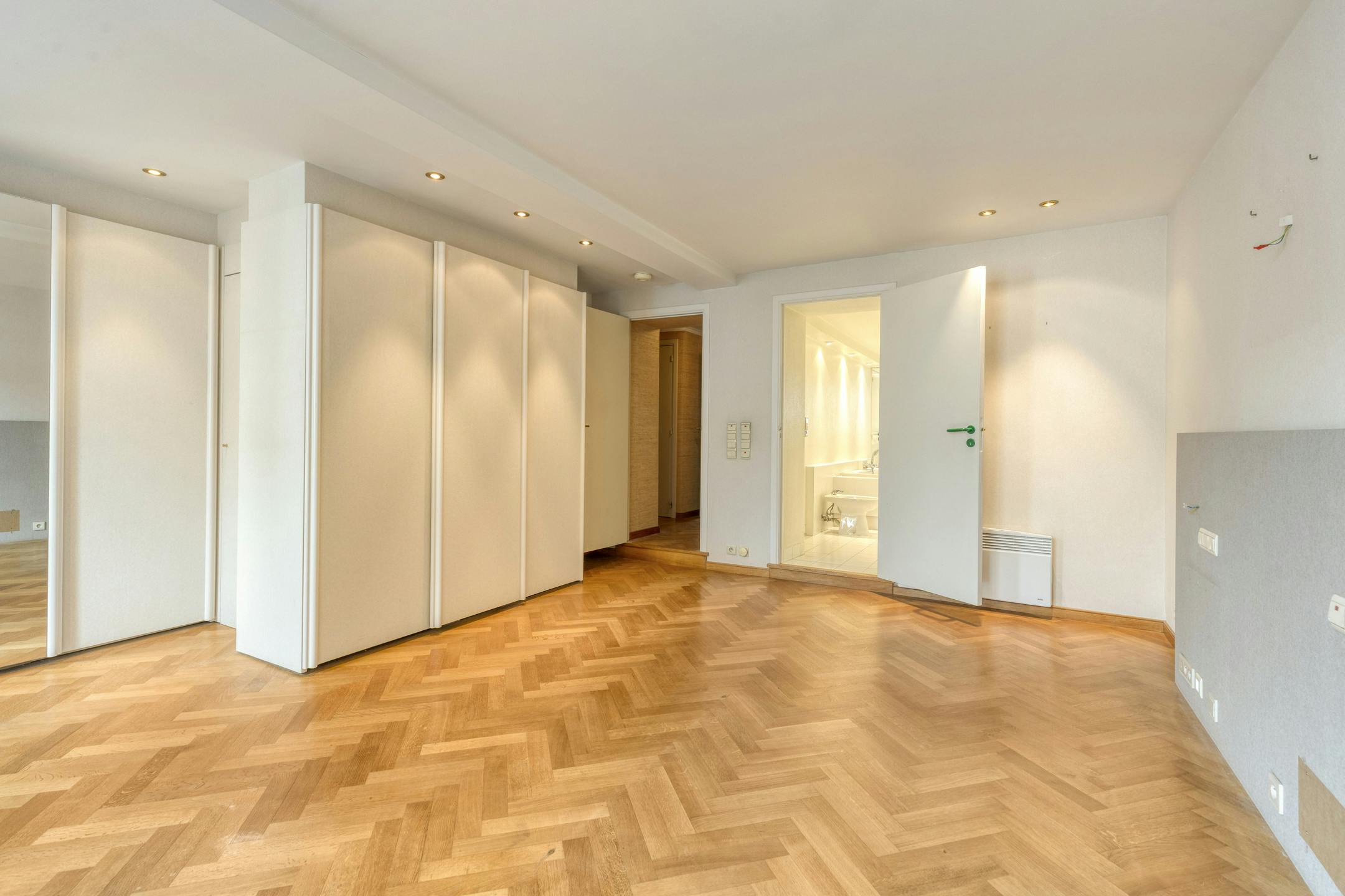 Woning met handelsgelijkvloers, atelier en garages te Veurne foto 6