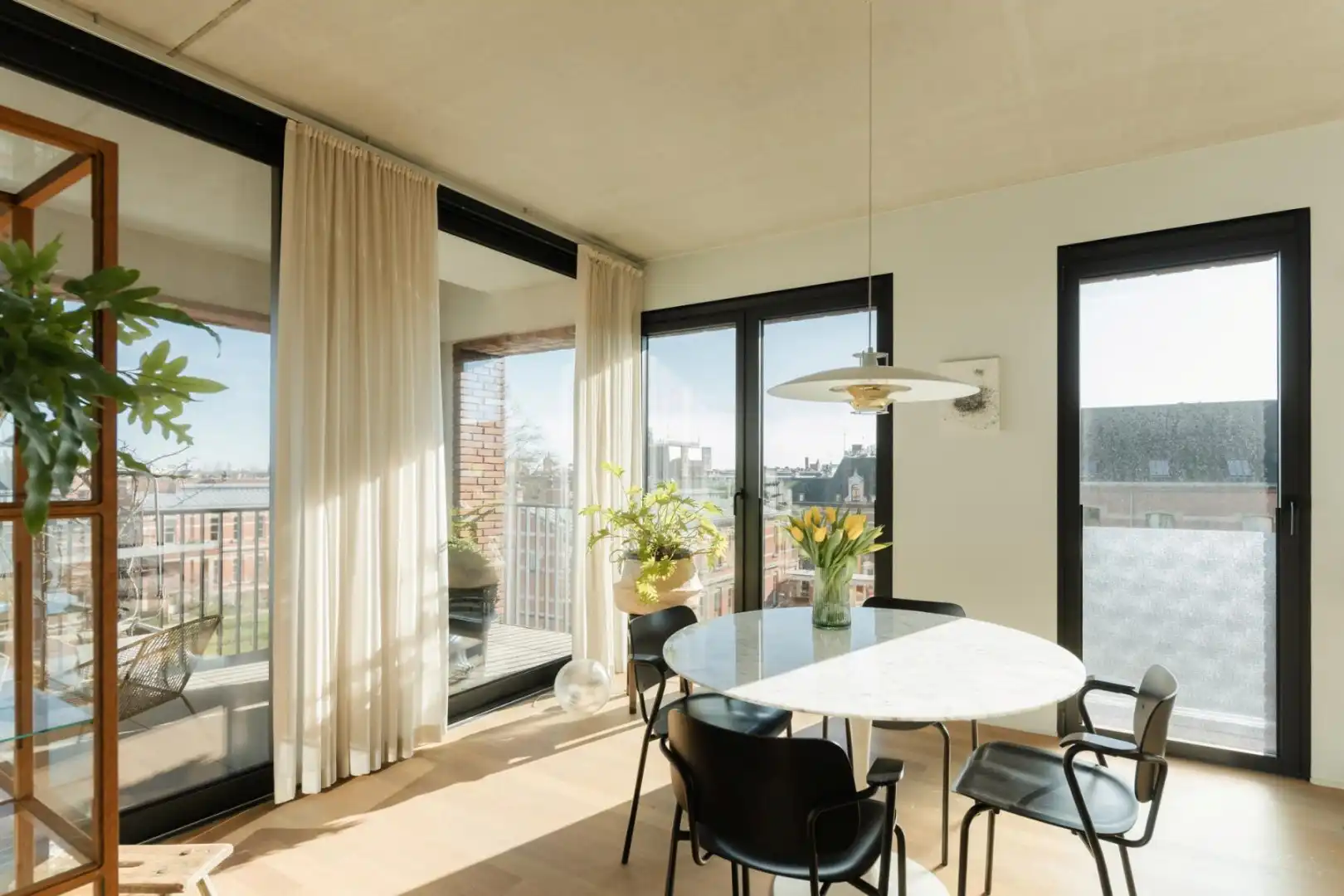 Groen Kwartier: zonovergoten, gemeubeld appartement met terras foto 3