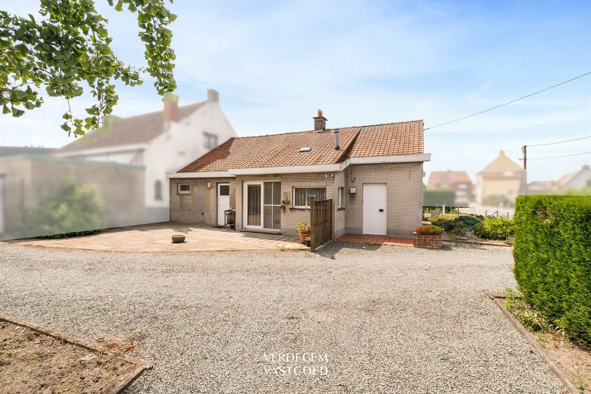 Hoofdfoto van de publicatie: Halfopen woning op een terrein van 787m², te renoveren