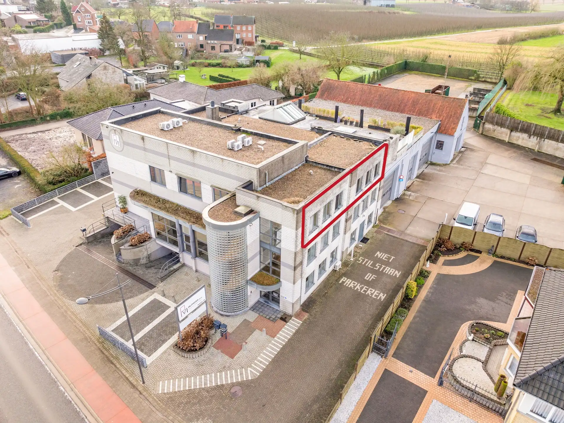 GEBOUW BESTAANDE UIT APP, 3 KANTOORVLOEREN & WERKPLAATS TE BILZEN. foto 3