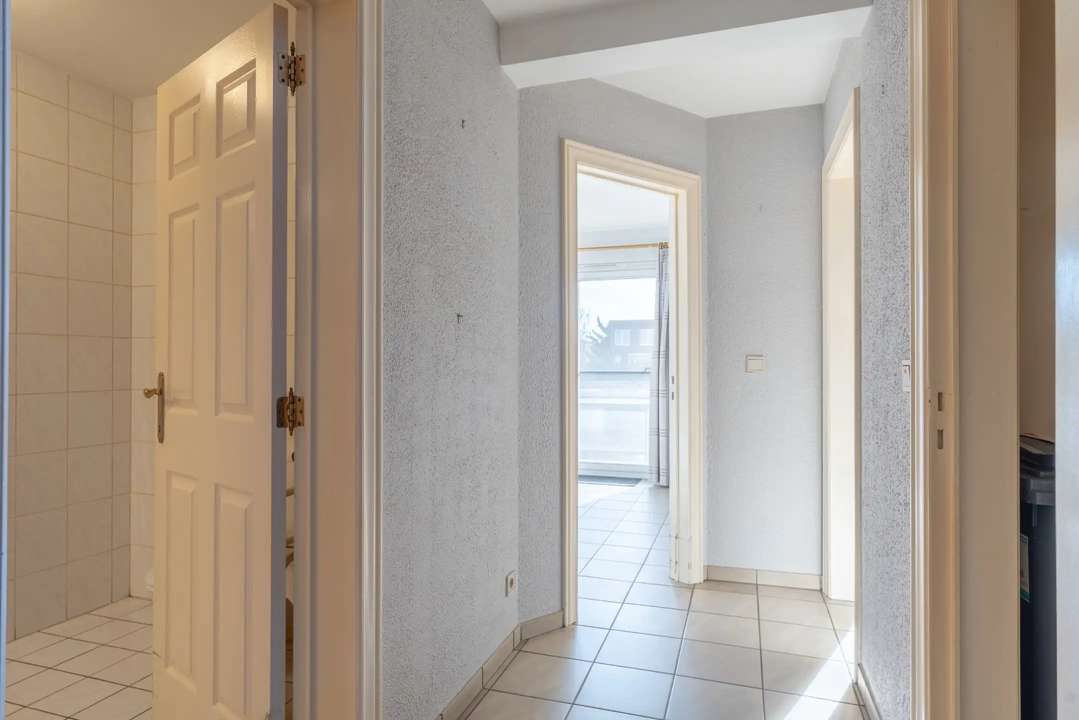 Goed onderhouden, gunstig gelegen 2 slpk app met garagebox. foto 11