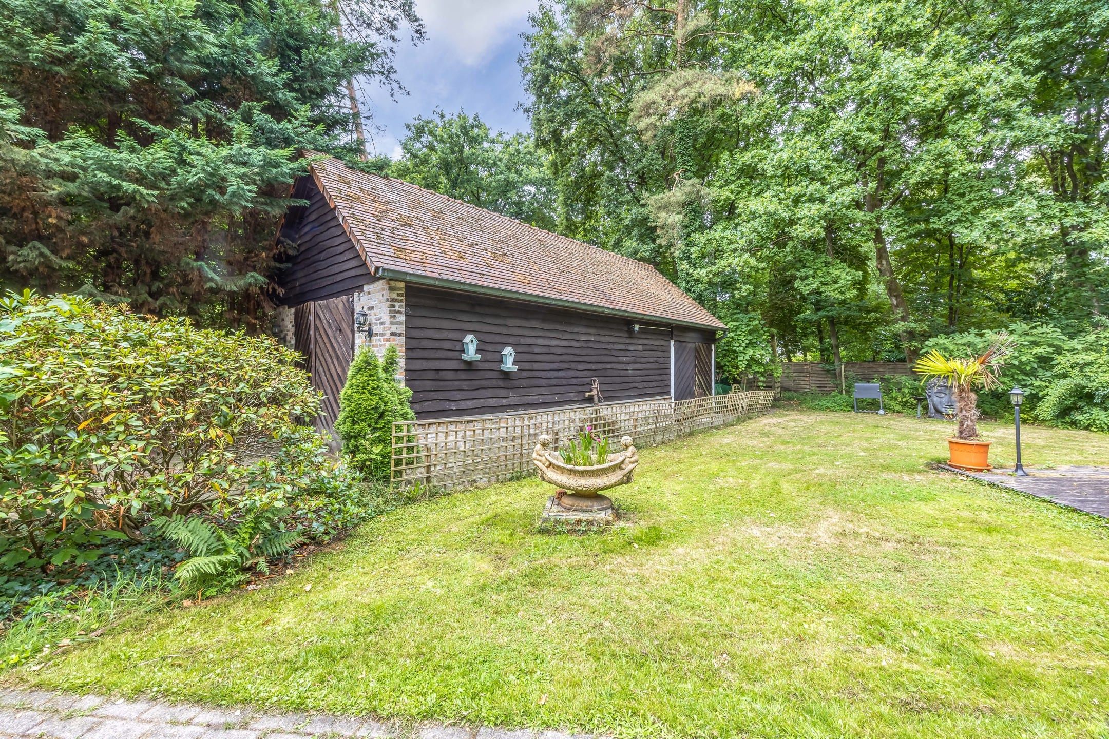 Woning met bijgebouw op groen domein van 3.905 m2 foto 9