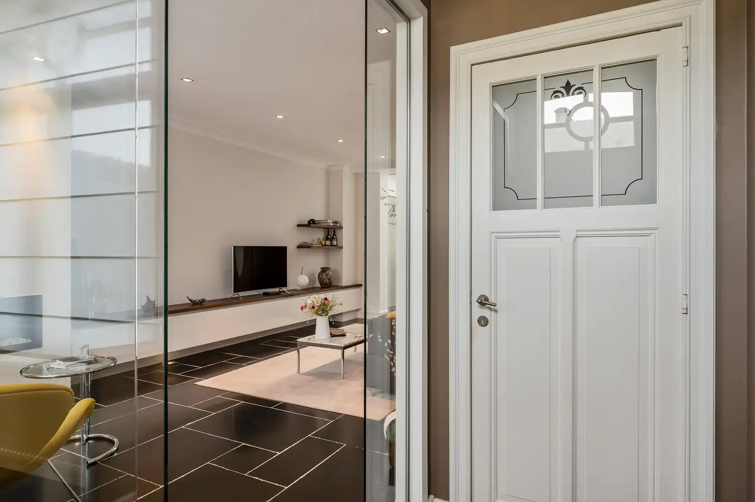 Halfopen woning op toplocatie met zwemvijver en garage. foto 3