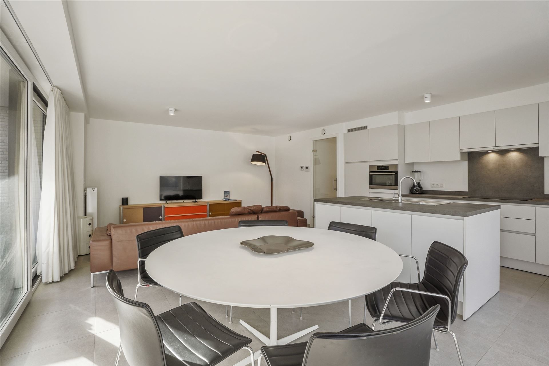 INSTAPKLAAR / RECENT GEBOUW  foto 11